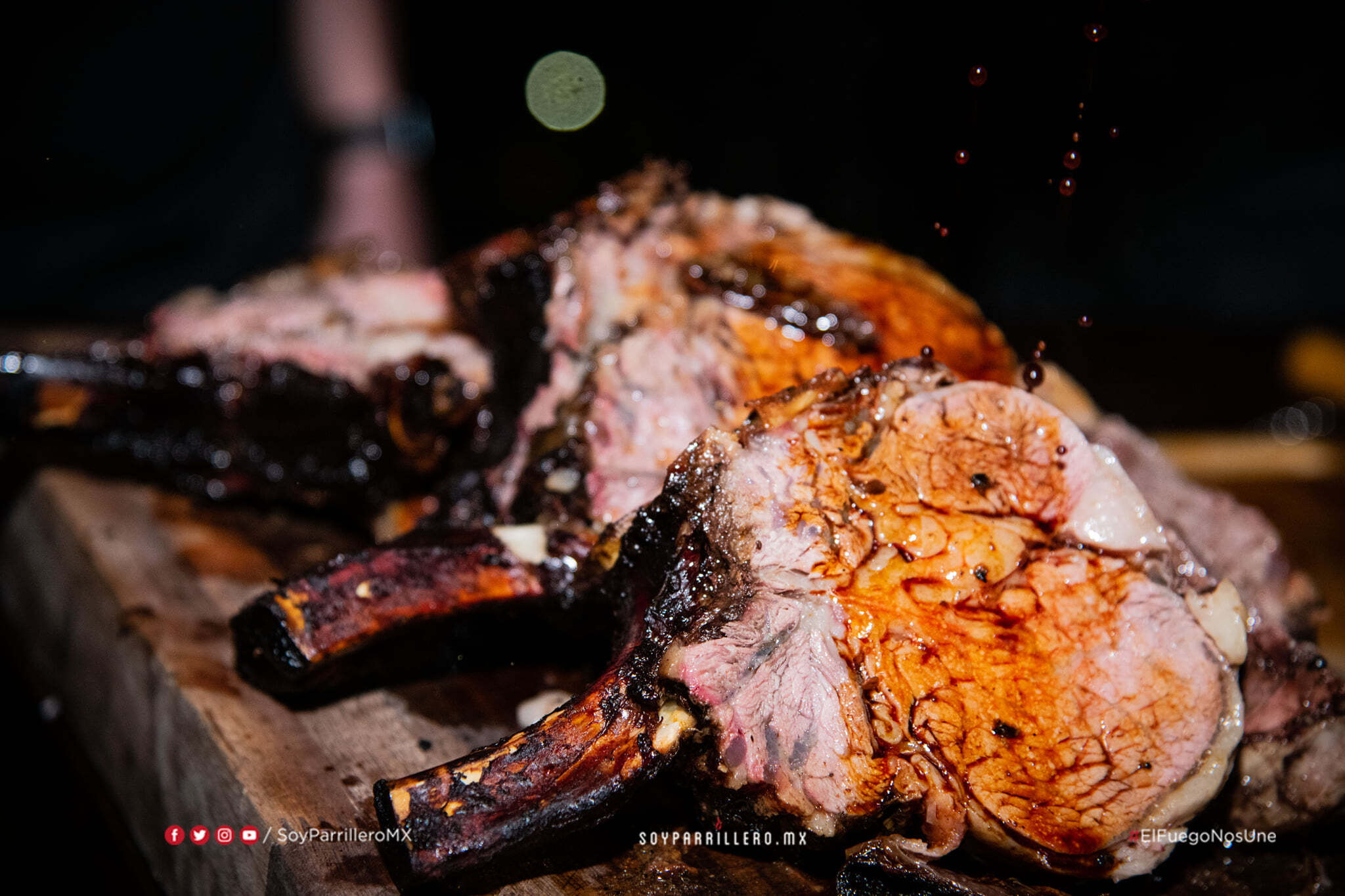 Prime rib con costra de chile piquín ahumado con leña de nogal