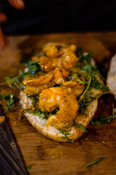 TORTAS DE CAMARÓN ASADO CON SALSA BBQ ESTILO NUEVA ORLEANS