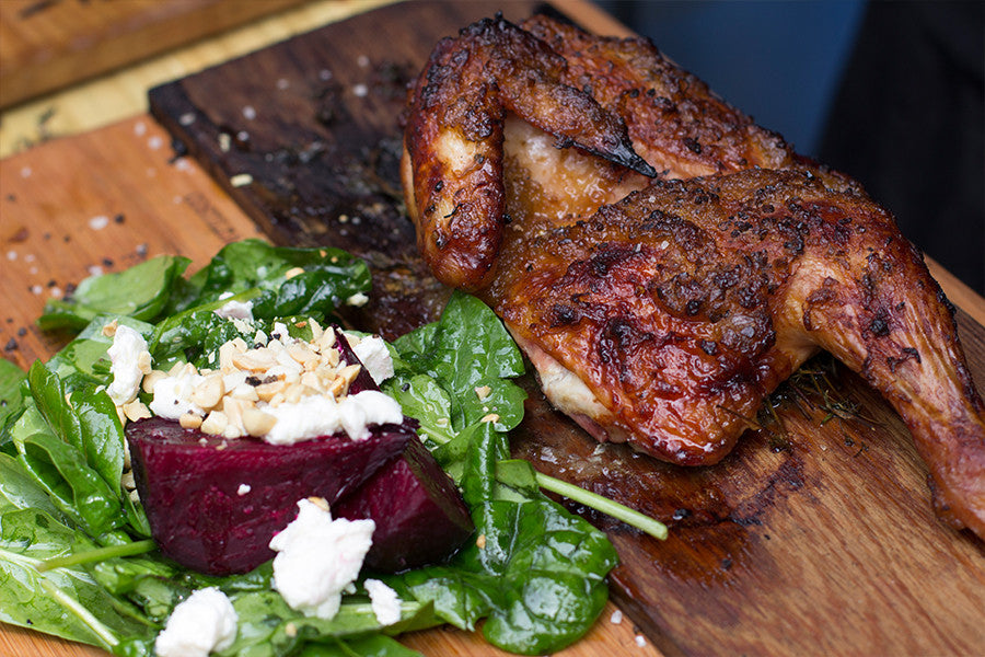 POLLO ASADO EN TABLA DE CEDRO CON MERMELADA DE PIÑA Y CHILE PIQUÍN|SMP