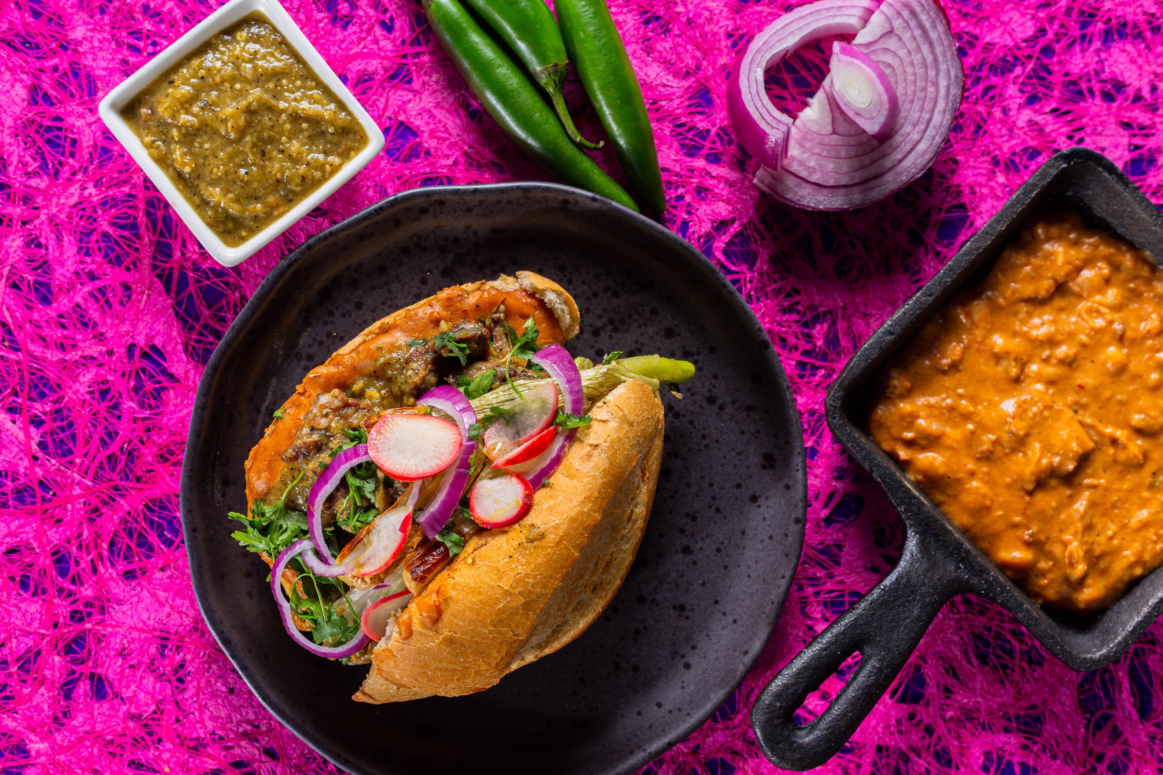 Torta de chicharrón de diezmillo en salsa verde con frijoles puercos