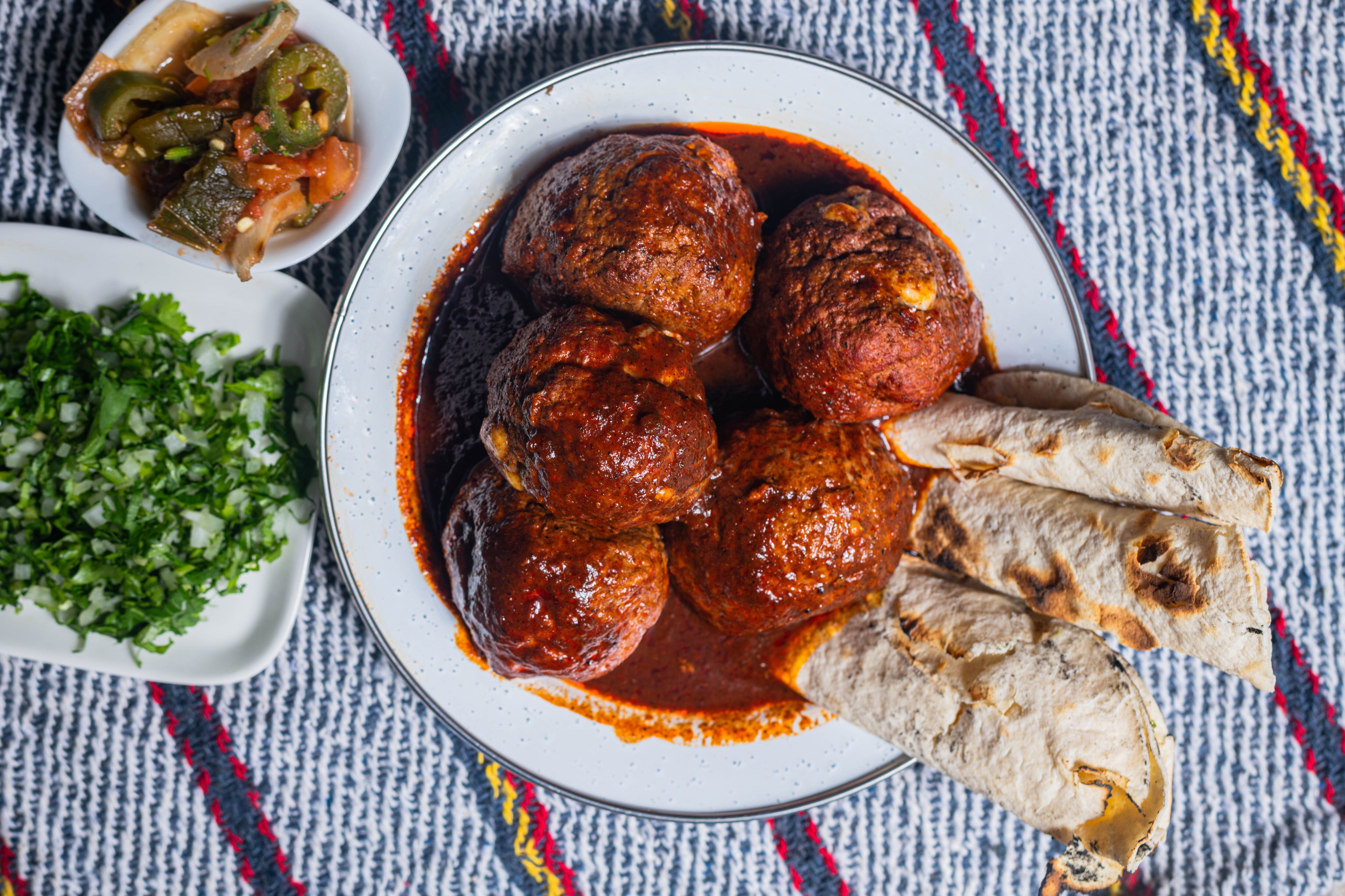 Albóndigas de diezmillo rellenas de queso en caldillo de chiles secos