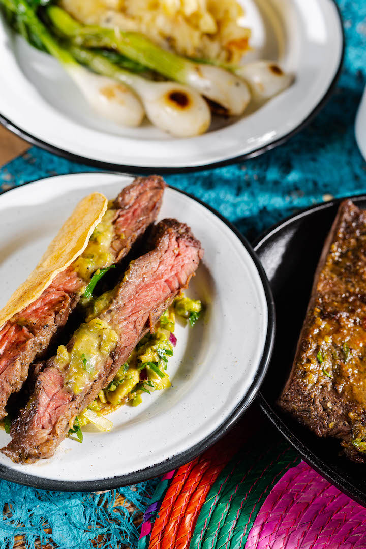 Arrachera con costra de piquín y orégano
