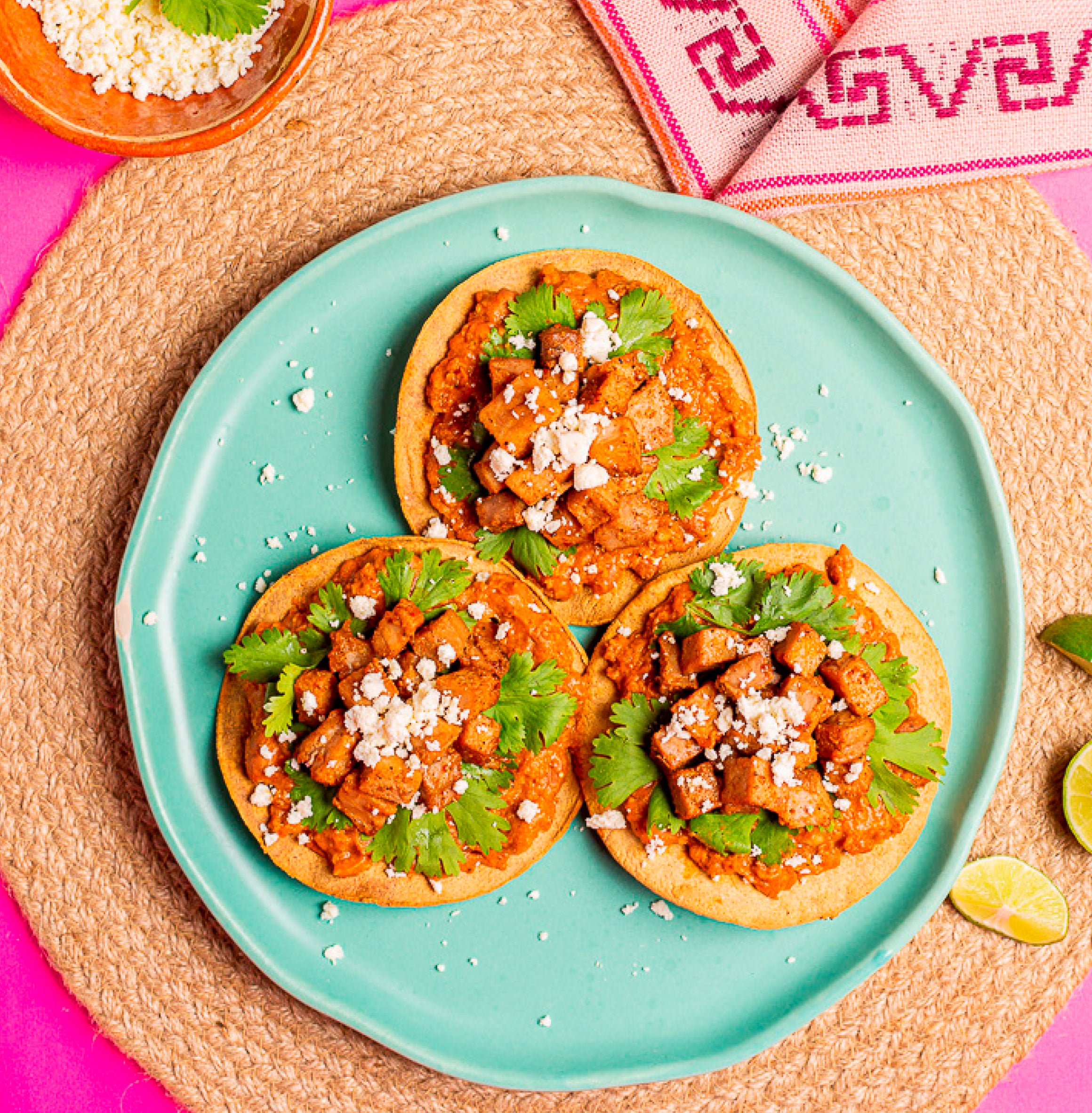Frijoles puercos con chicharrón de atún
