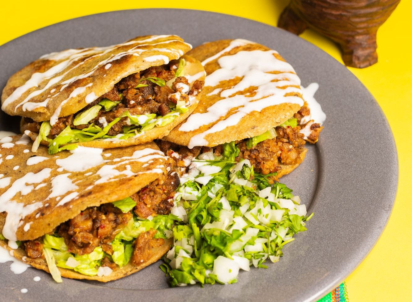 Gorditas de migas en salsa verde con chile de árbol