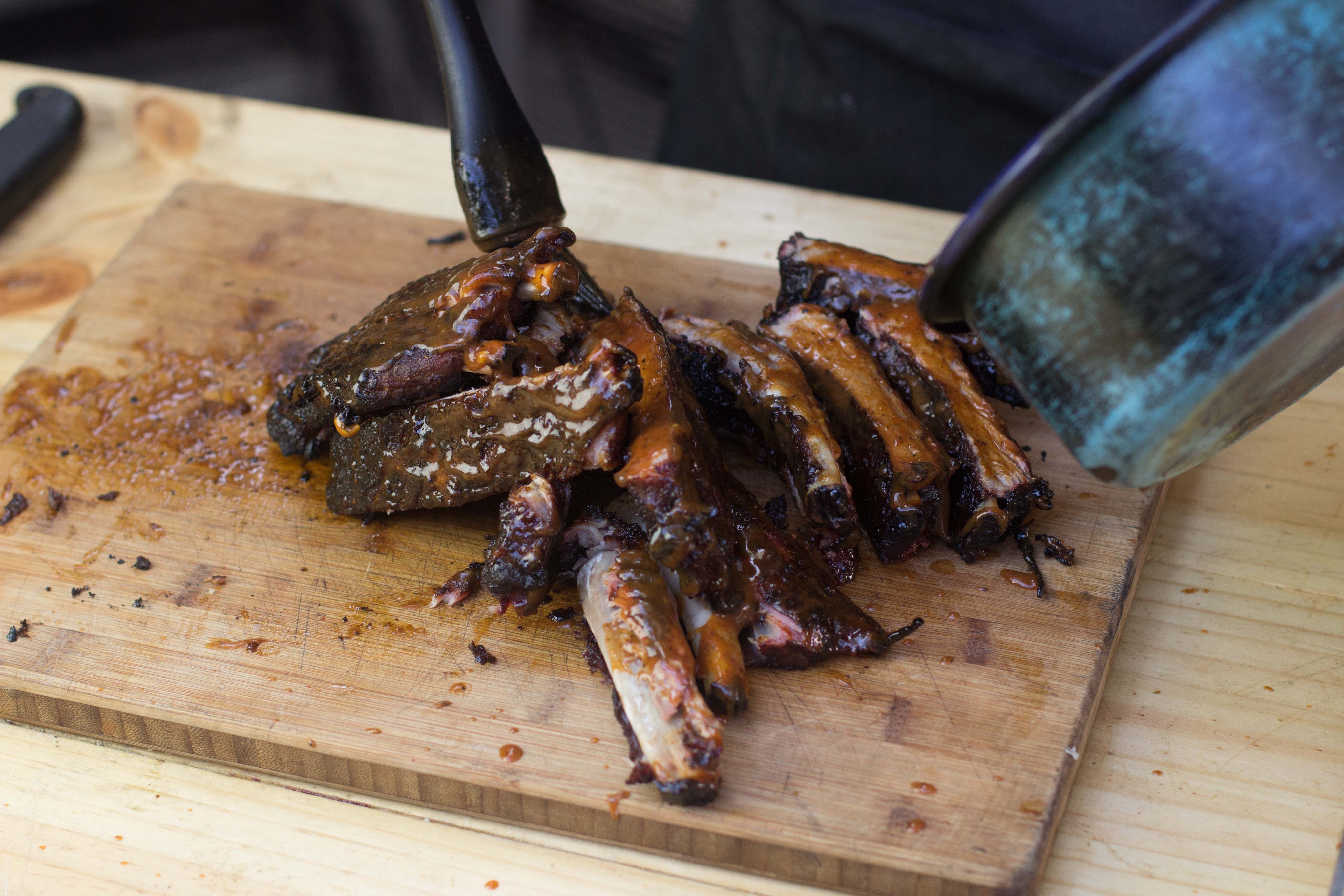 COSTILLA DE PUERCO CON SALSA BBQ CLÁSICA