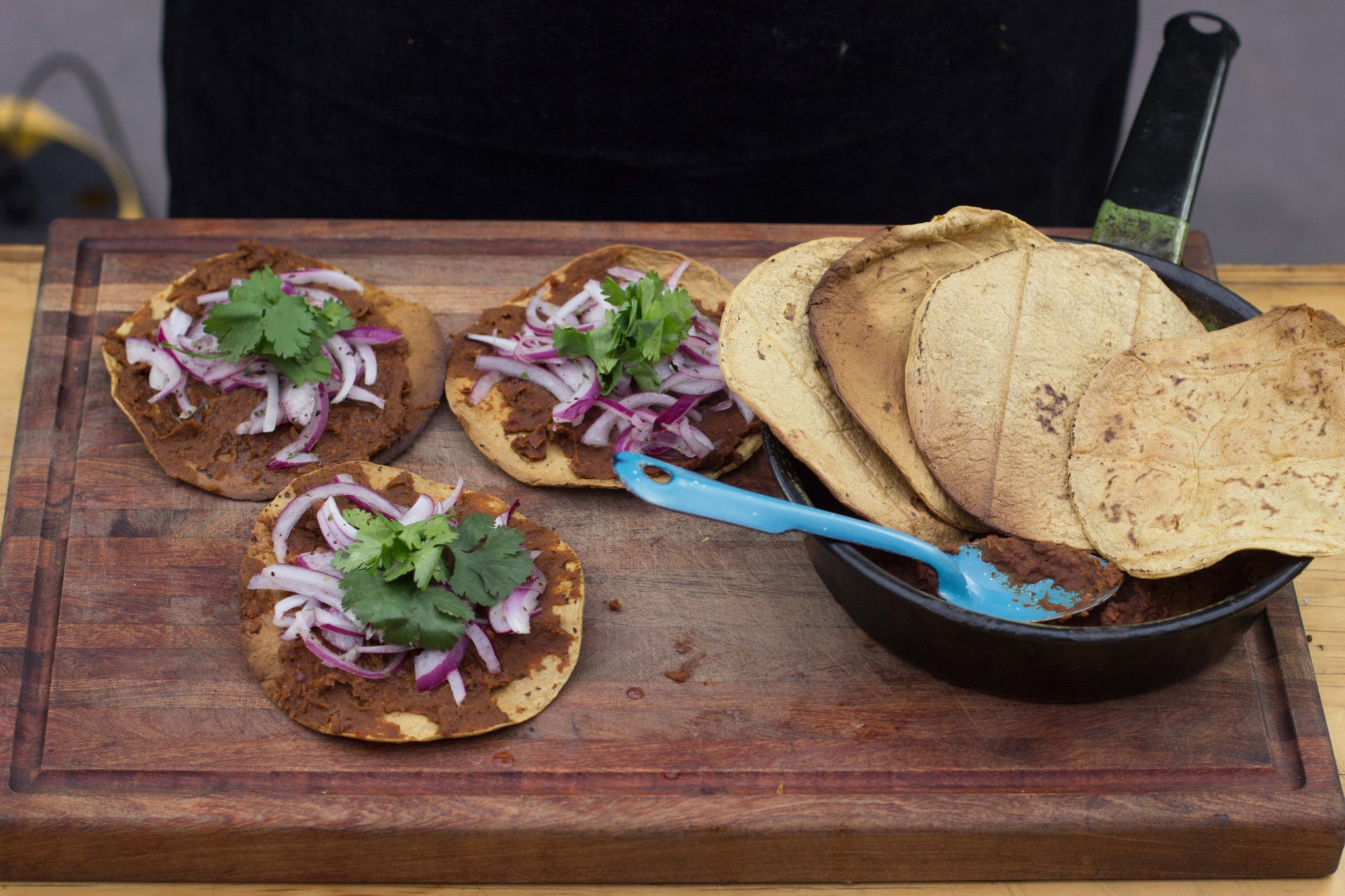 TORTILLAS FLACAS CON FRIJOLES Y CEBOLLA ENCURTIDA|SMP
