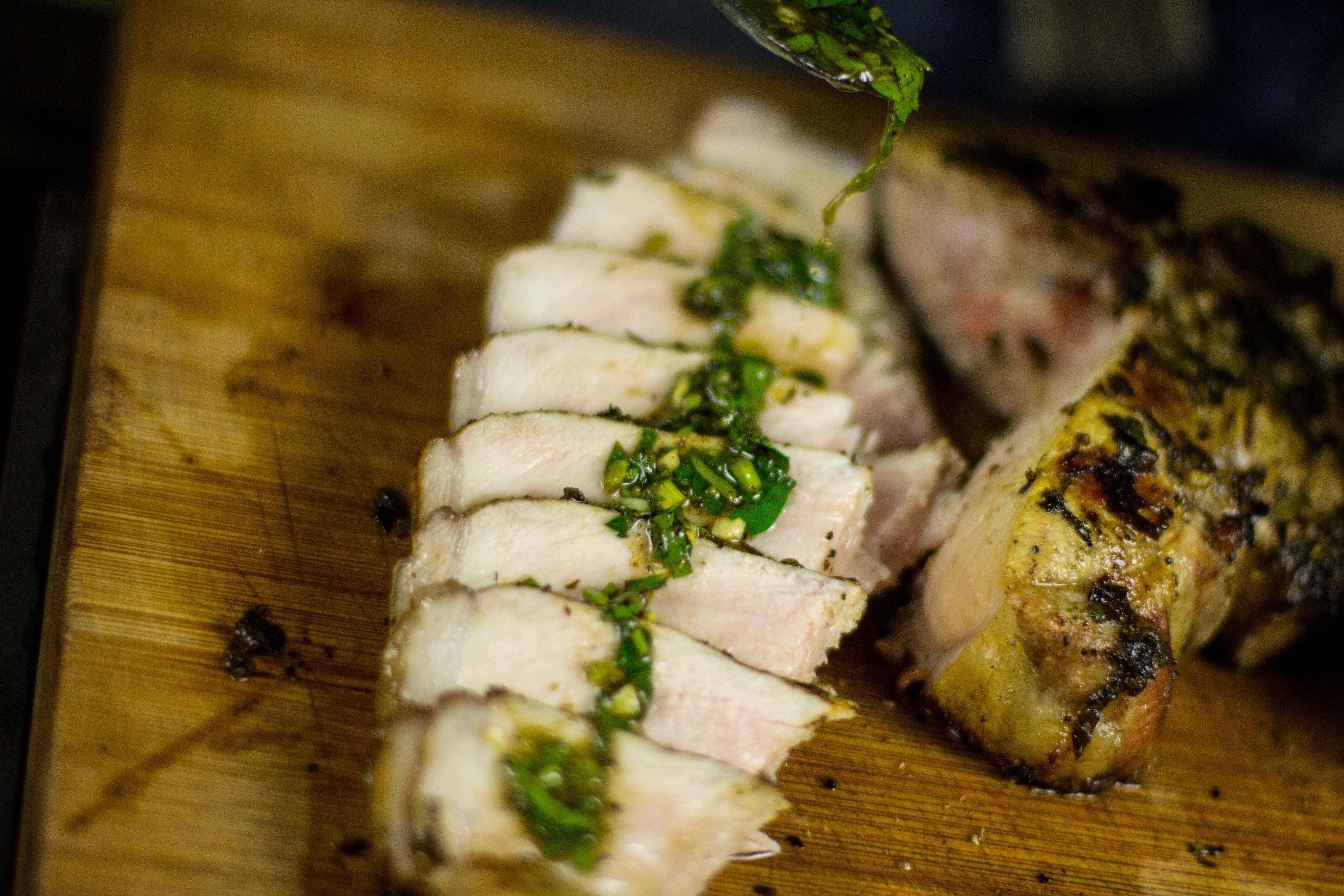 T-BONE DE CERDO CON CHIMICHURRI DE MEZCAL, VERDURAS ASADAS CON ROMERO Y PURÉ DE PAPA AHUMADA