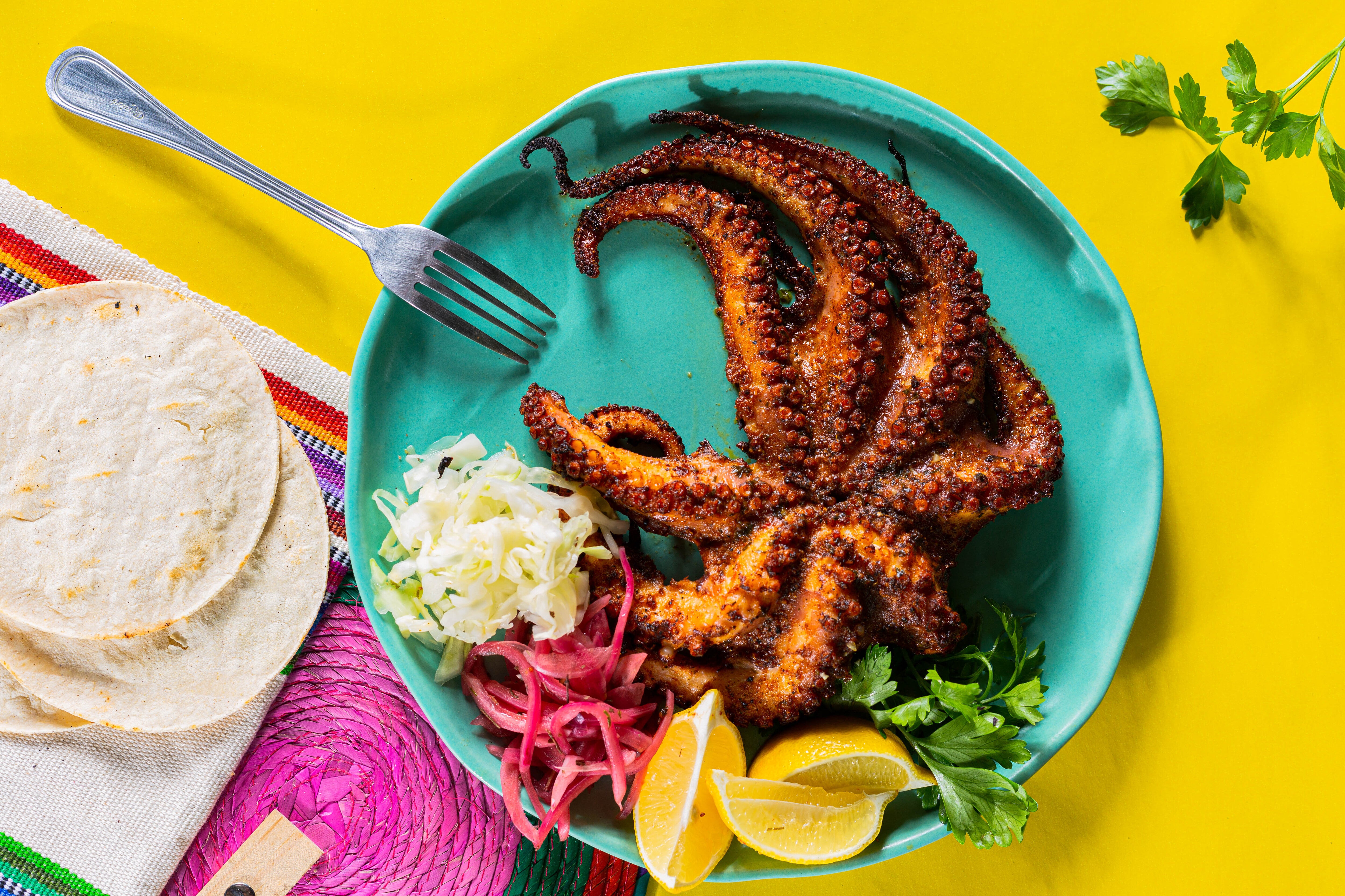 Pulpo asado a la vuelta y vuelta con mayonesa de chiles secos