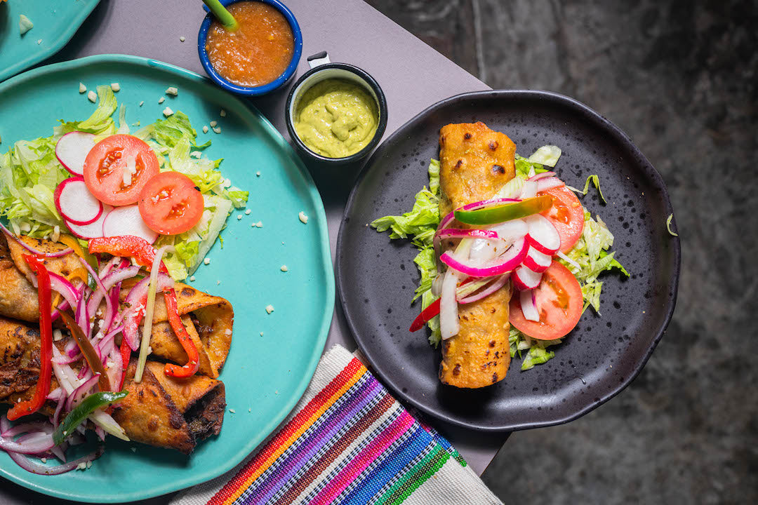 Burrito frito relleno de diezmillo marinado con salsas negras y chiltepín