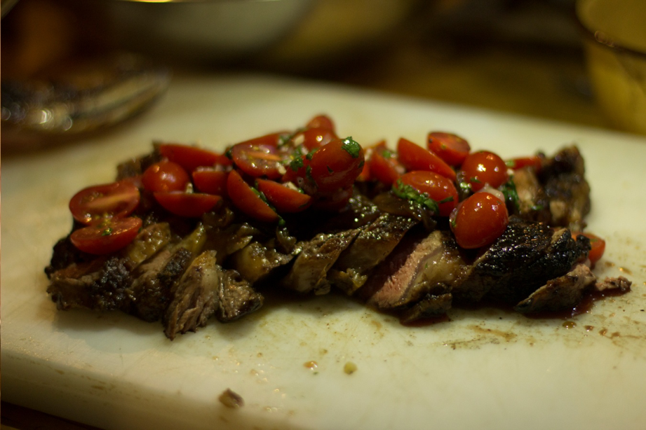 COWBOY DE 2" CON RELISH DE TOMATE HEIRLOOM Y CEBOLLA MORADA CARAMELIZADA EN CERVEZA Y PILONCILLO