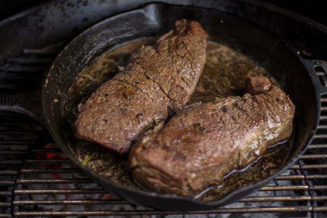 COSTILLA NORTEÑA ASADA EN SARTÉN DE HIERRO VACIADO