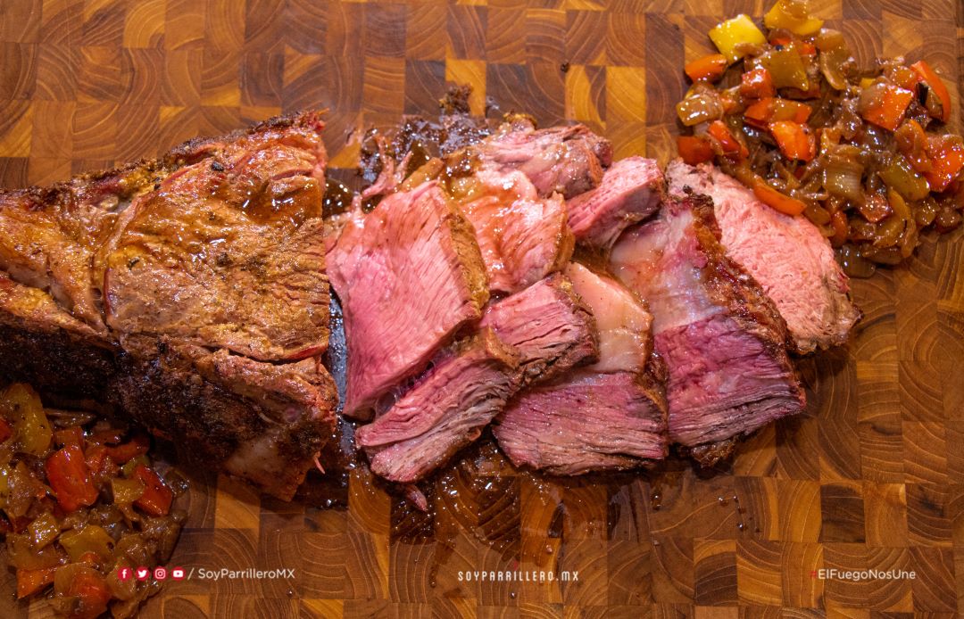 Rib eye con sofrito de morrones al vino tinto