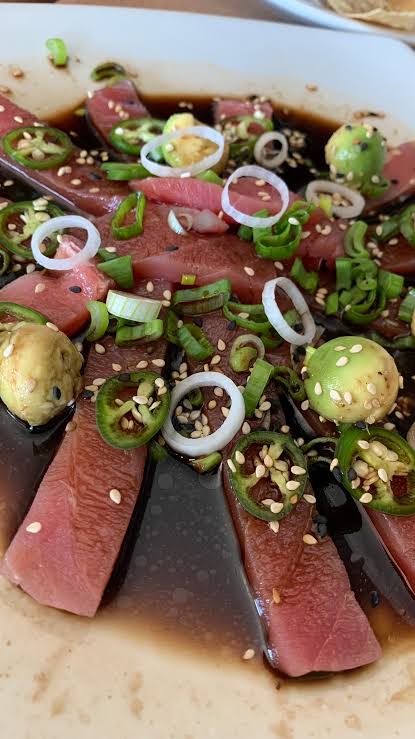 Tiradito de atún con vinagreta de chile güero