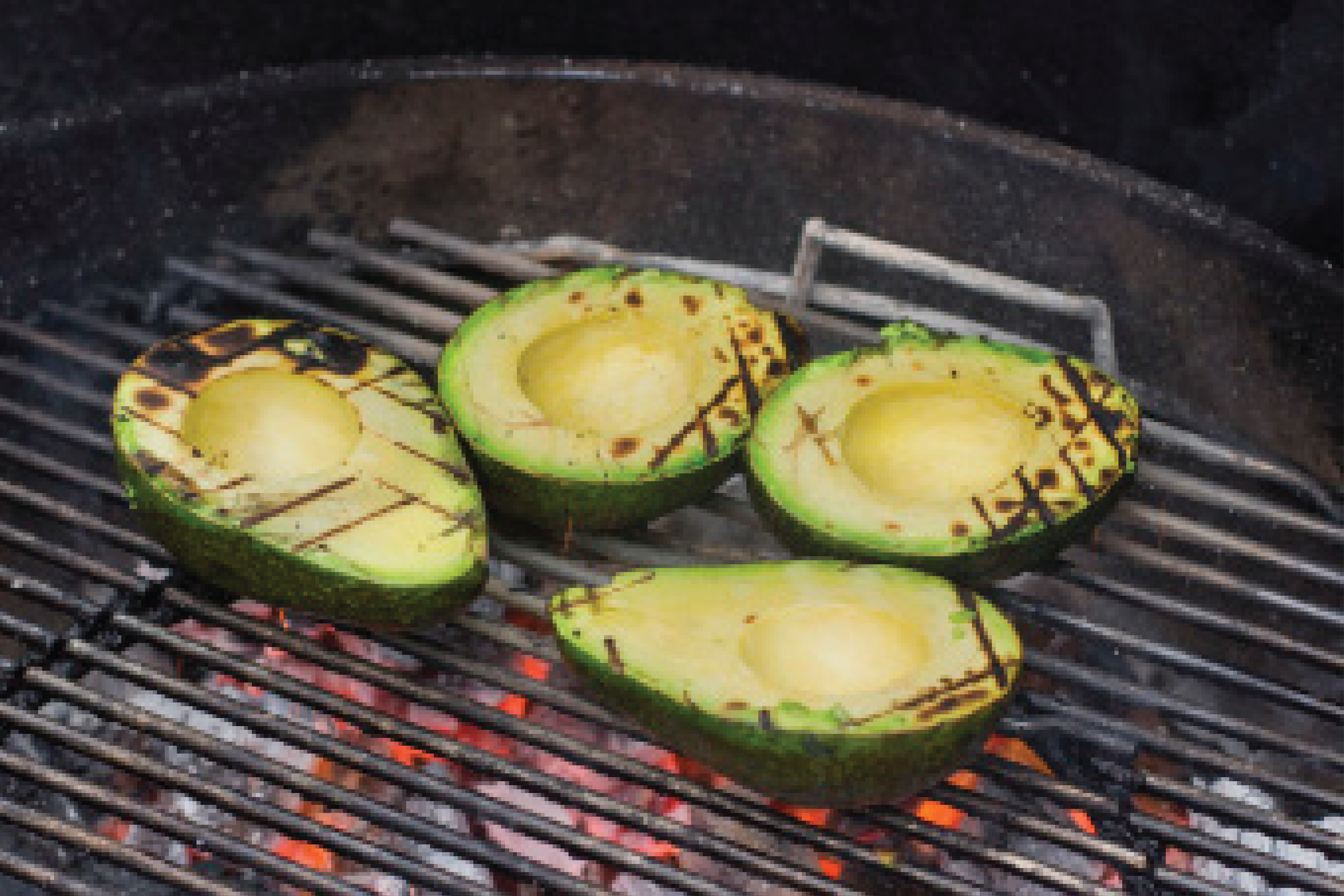 AGUACATE AHUMADO CON CEBOLLA ENCURTIDA, CILANTRO FRESCO Y QUESO PANELA AÑEJADO|SMP