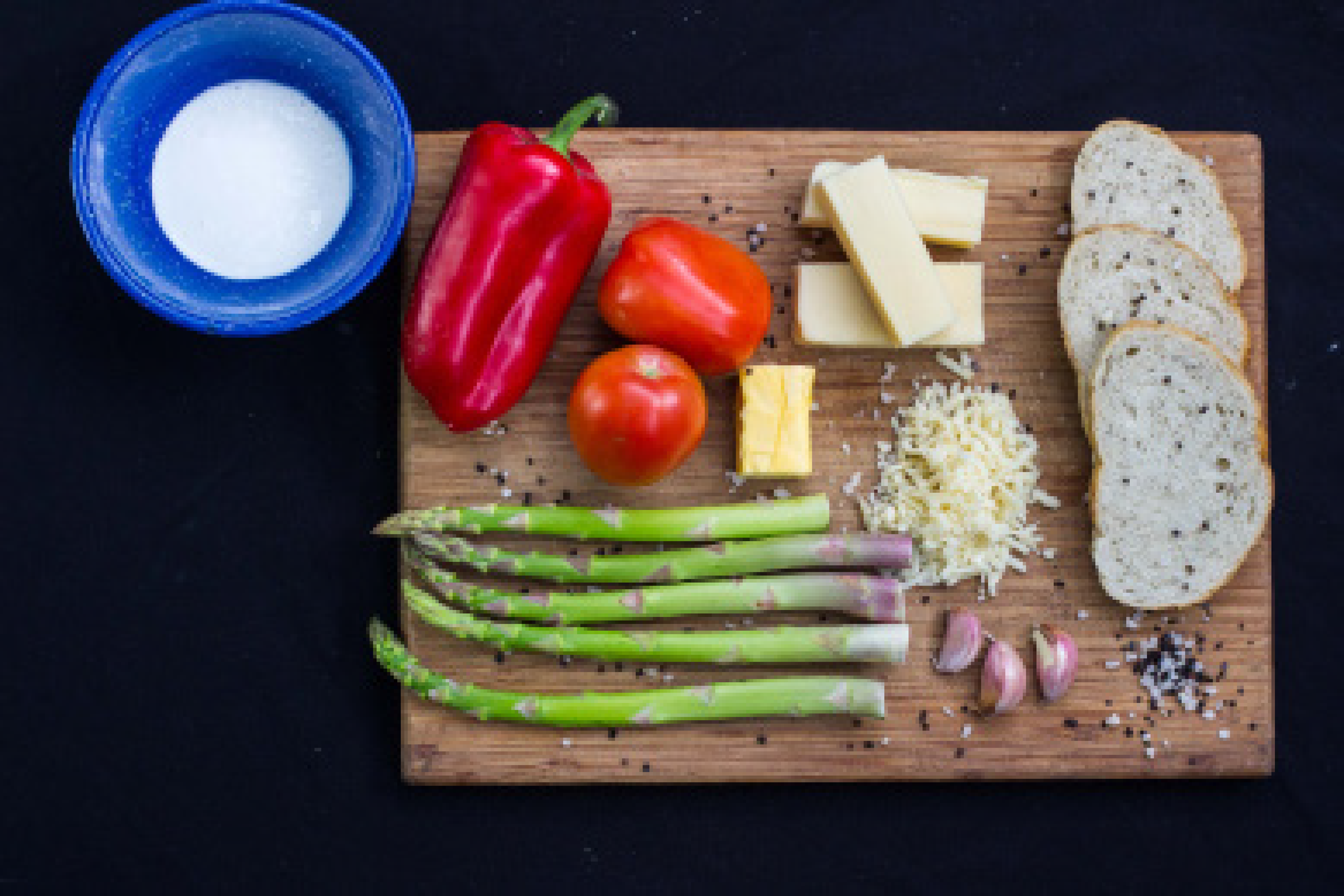 MONTADILLO DE ESPÁRRAGOS A LA PARRILLA EN CREMA DE JITOMATE Y QUESO|SMP