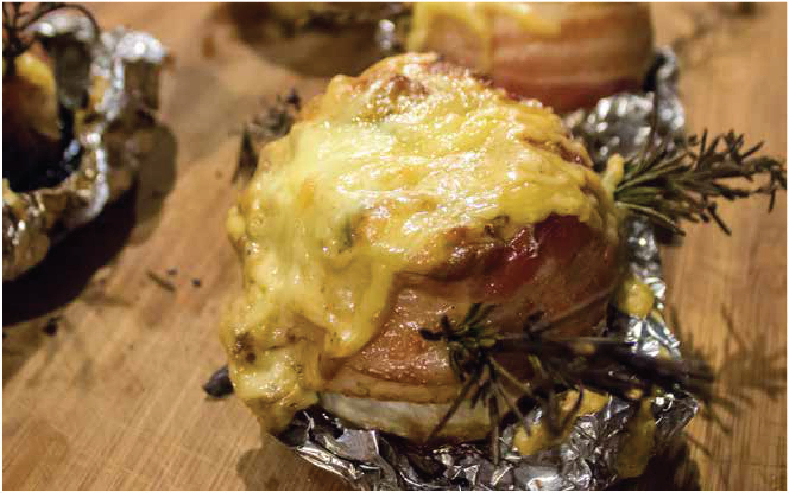 CEBOLLA ASADA RELLENA DE QUESO PARMESANO ENVUELTA EN TOCINO|SMP