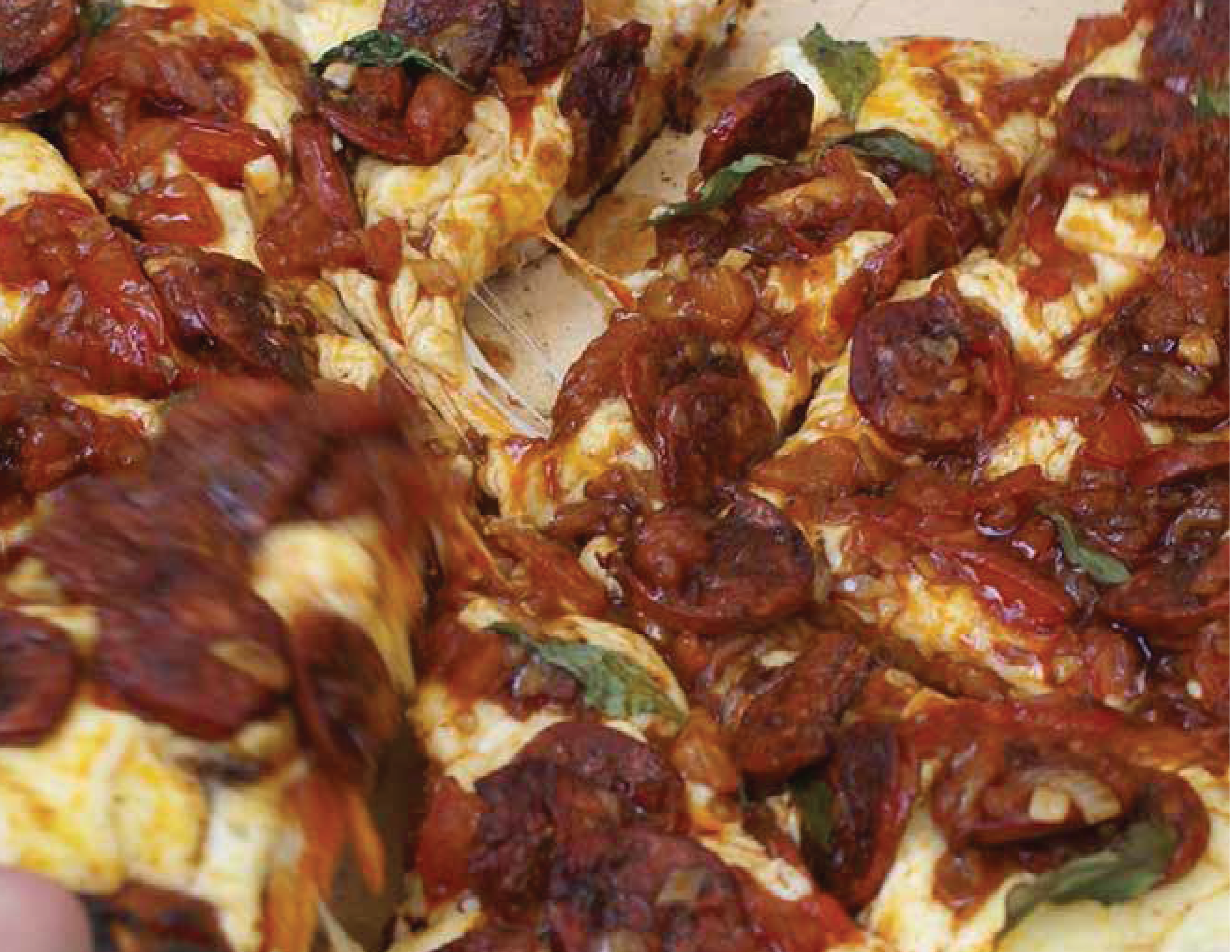 PIZZA ASADA CON TOMATE Y CHORIZO ESPAÑOL CON BALSÁMICO