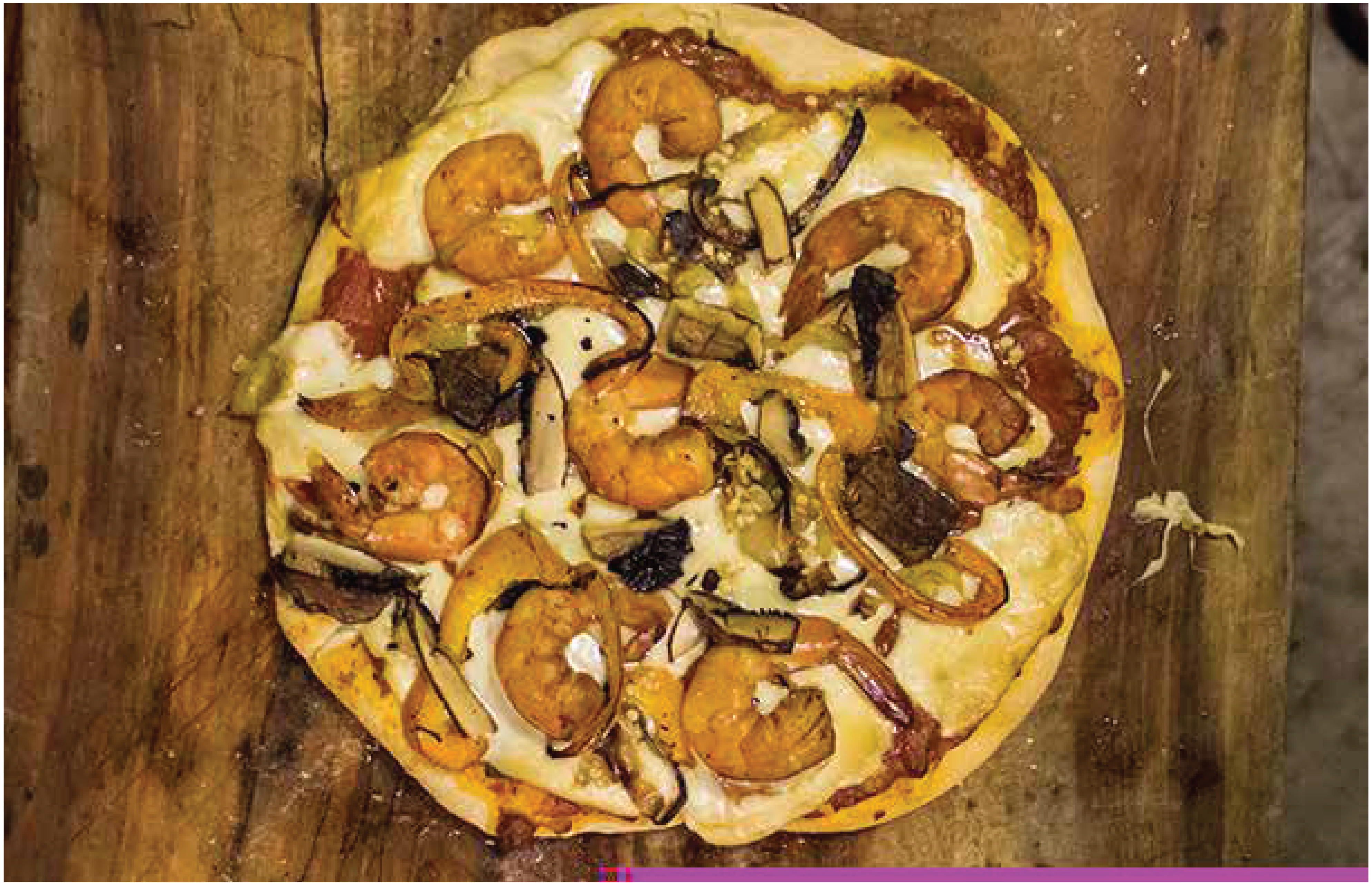 PIZZA DE CAMARONES AHUMADOS EN TINA CON LEÑA DE MEZQUITE