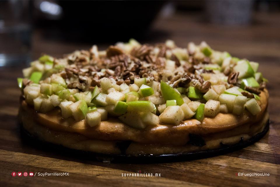 CHEESECAKE CON MANZANA AHUMADA CON ROMERO Y CRUMBLE DE AVENA | SMP