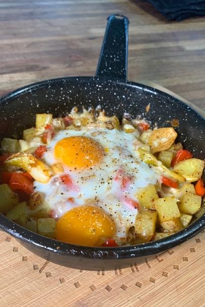 Huevo con papa, chorizo, pimiento y cebolla cambray
