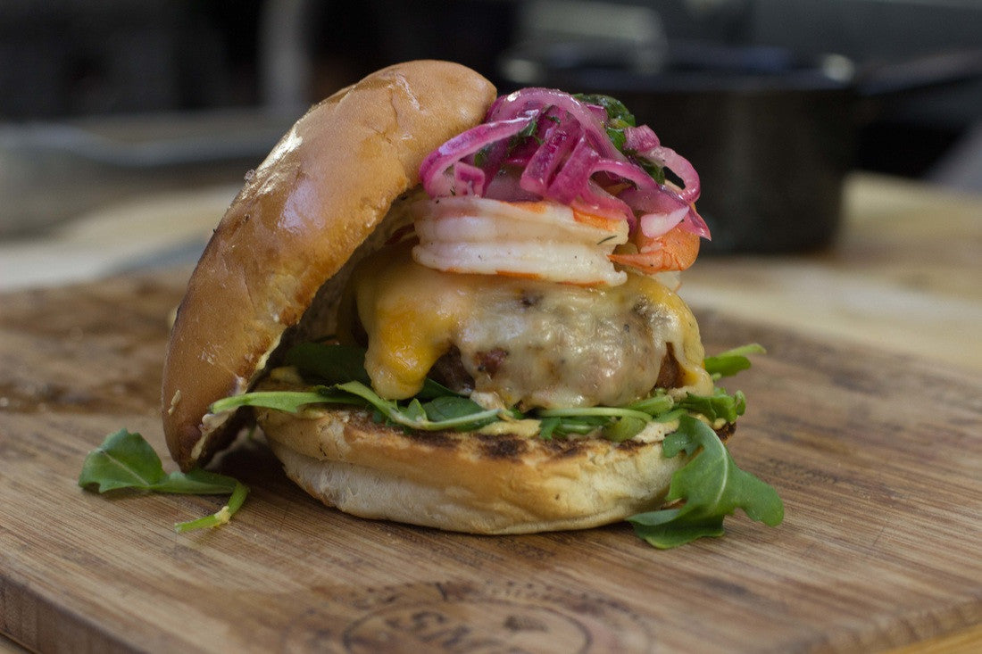 HAMBURGUESA ASADA DE CAMARONES CON CHORIZO CASERO|SMP