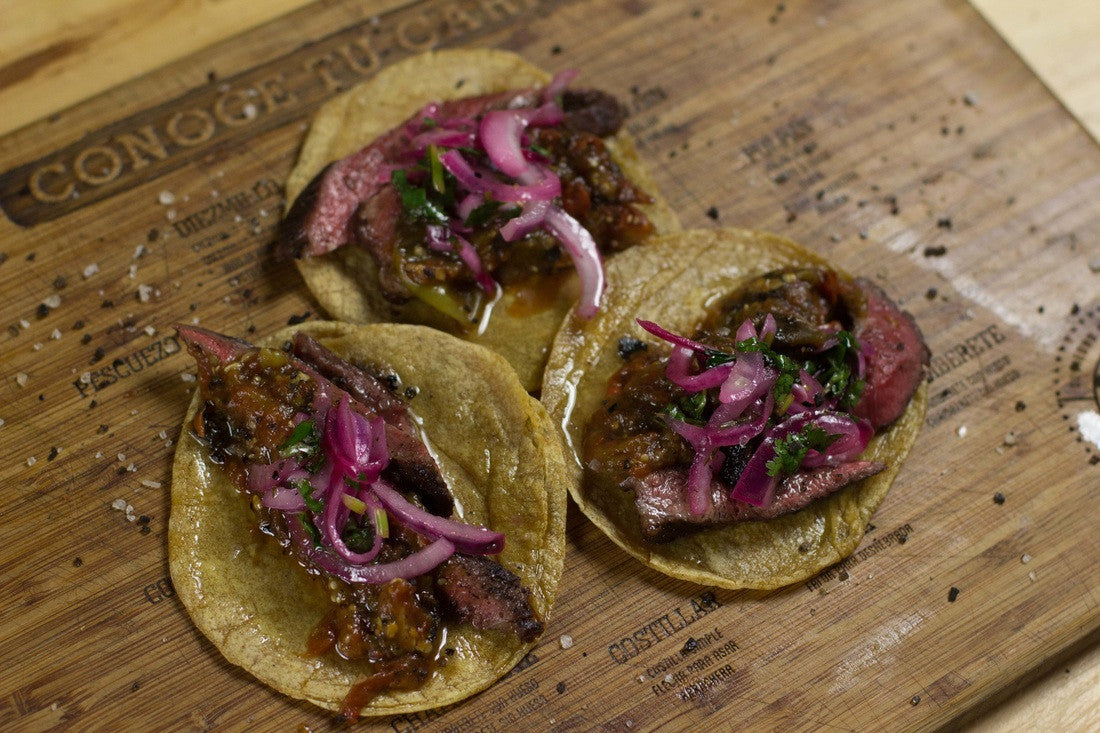 TACOS DE PICAÑA CON RUB DEL NORTE Y SALSA TATEMADA CON CEBOLLA CARAMELIZADA | SMP
