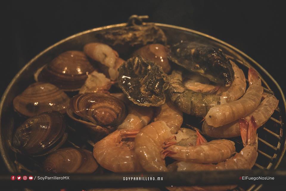 MARISCOS AHUMADOS EN TINA CON LEÑA DE MANZANO Y HIERBAS DE OLOR | SMP