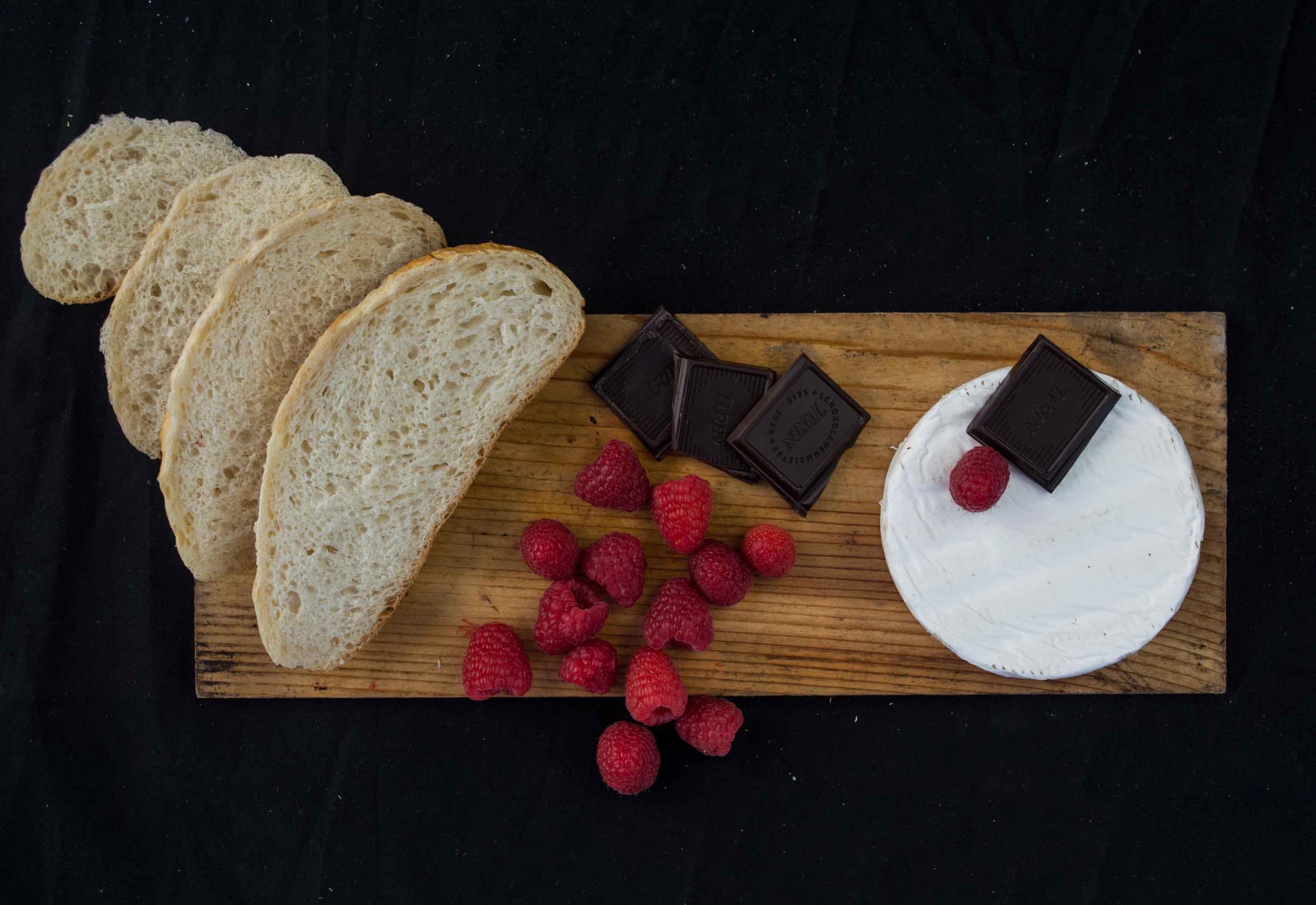 PAN BRIOCHE ASADO CON CHOCOLATE OSCURO, FRAMBUESA Y QUESO BRIE