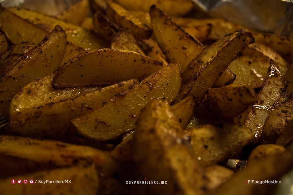 PAPAS GAJO CON RUB ROJO, SALSA BLANCA Y ADEREZO BLUE CHEESE | SMP
