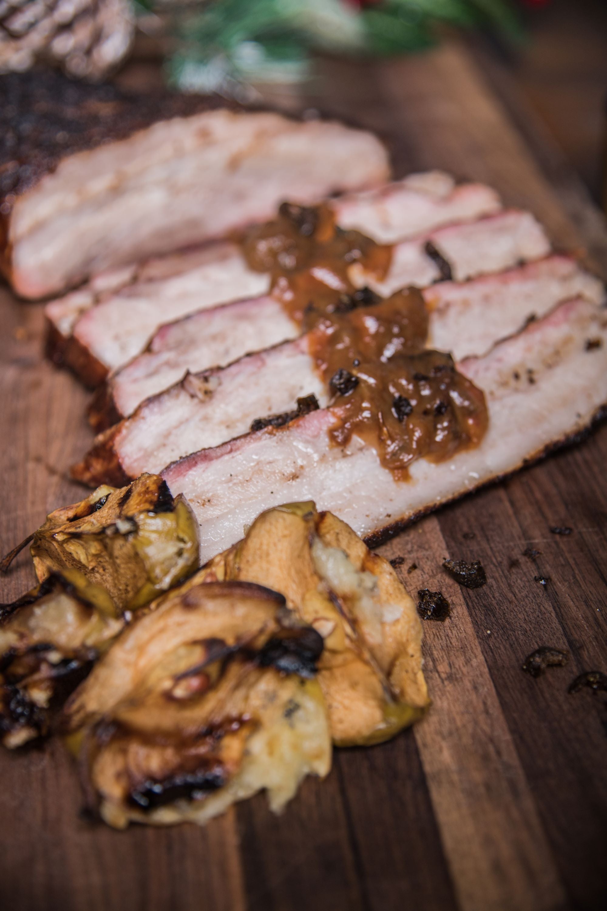 Pork belly ahumado con puré de manzana rostizada