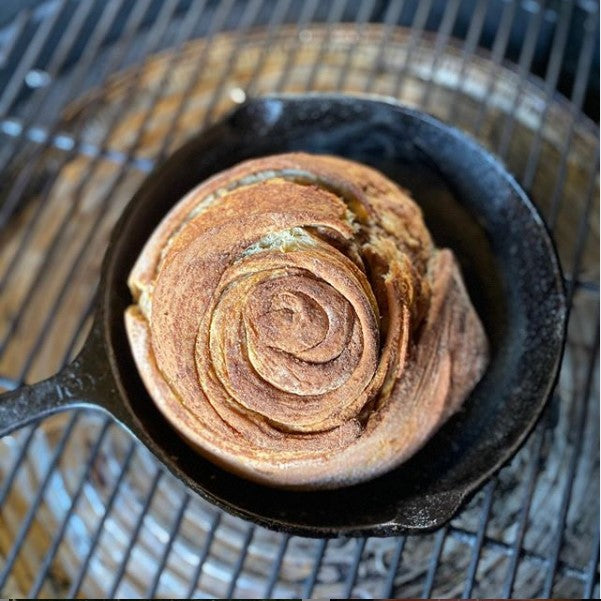 Roll gigante asado con glaseado de whisky y pistache