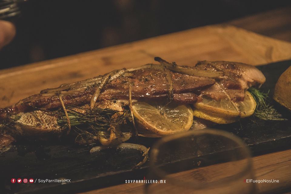 TRUCHA AHUMADA EN TABLA DE CEDRO CON TOCINO | SMP