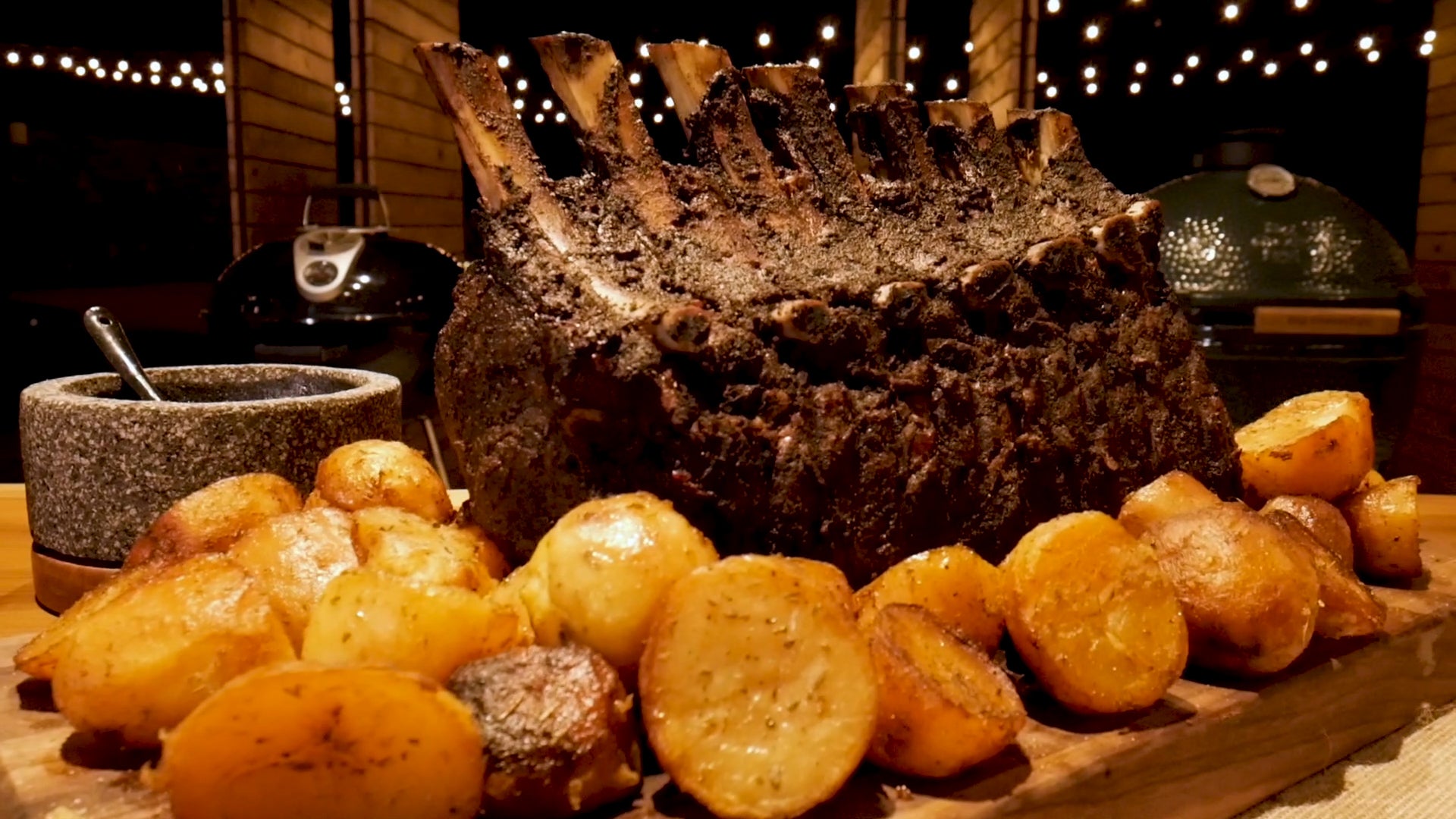 Prime rib con salsa de ajo, echalote y papas asadas