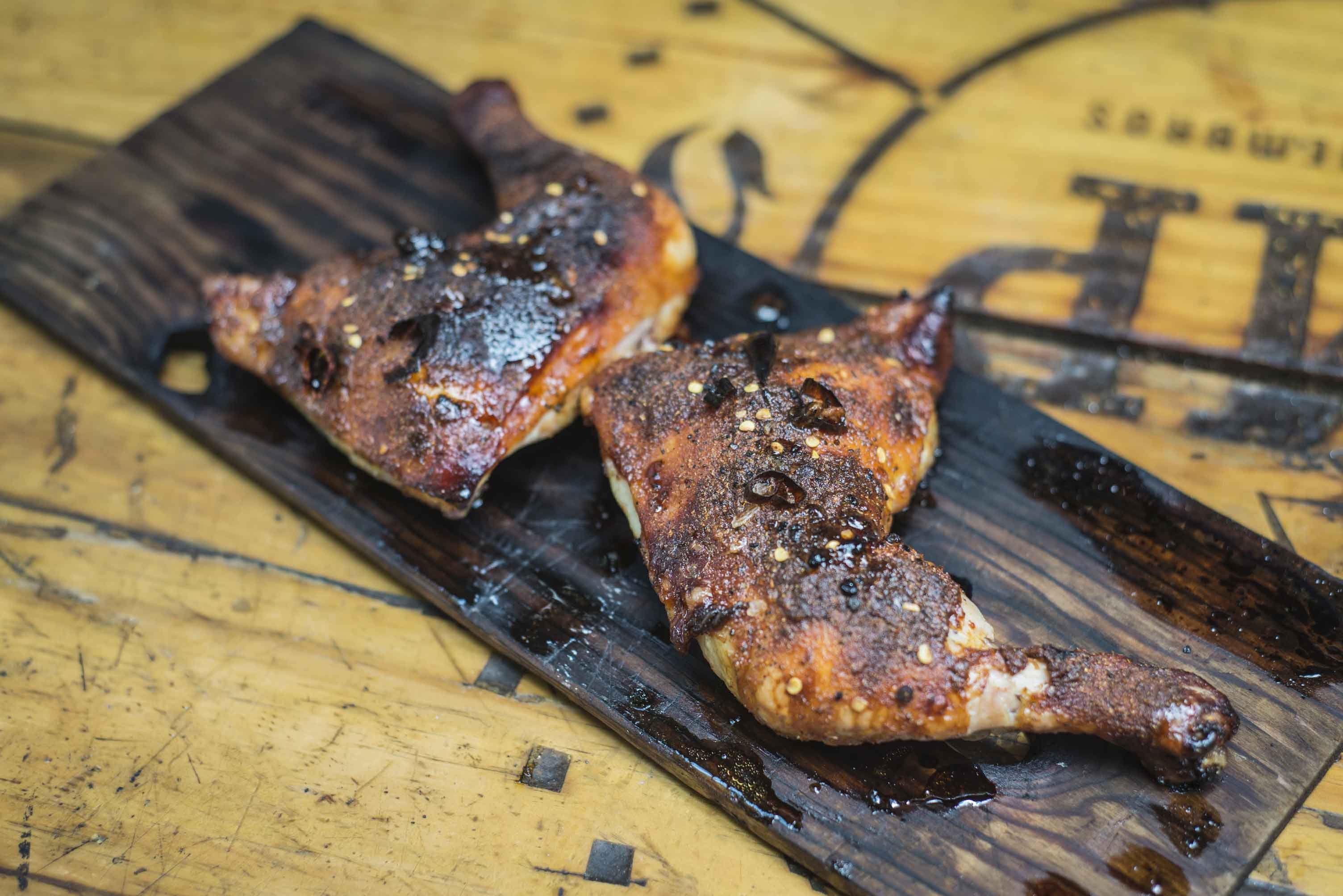 PIERNAS Y MUSLOS EN TABLA DE CEDRO CON MIEL DE ABEJA Y CHILE PIQUÍN|SMP