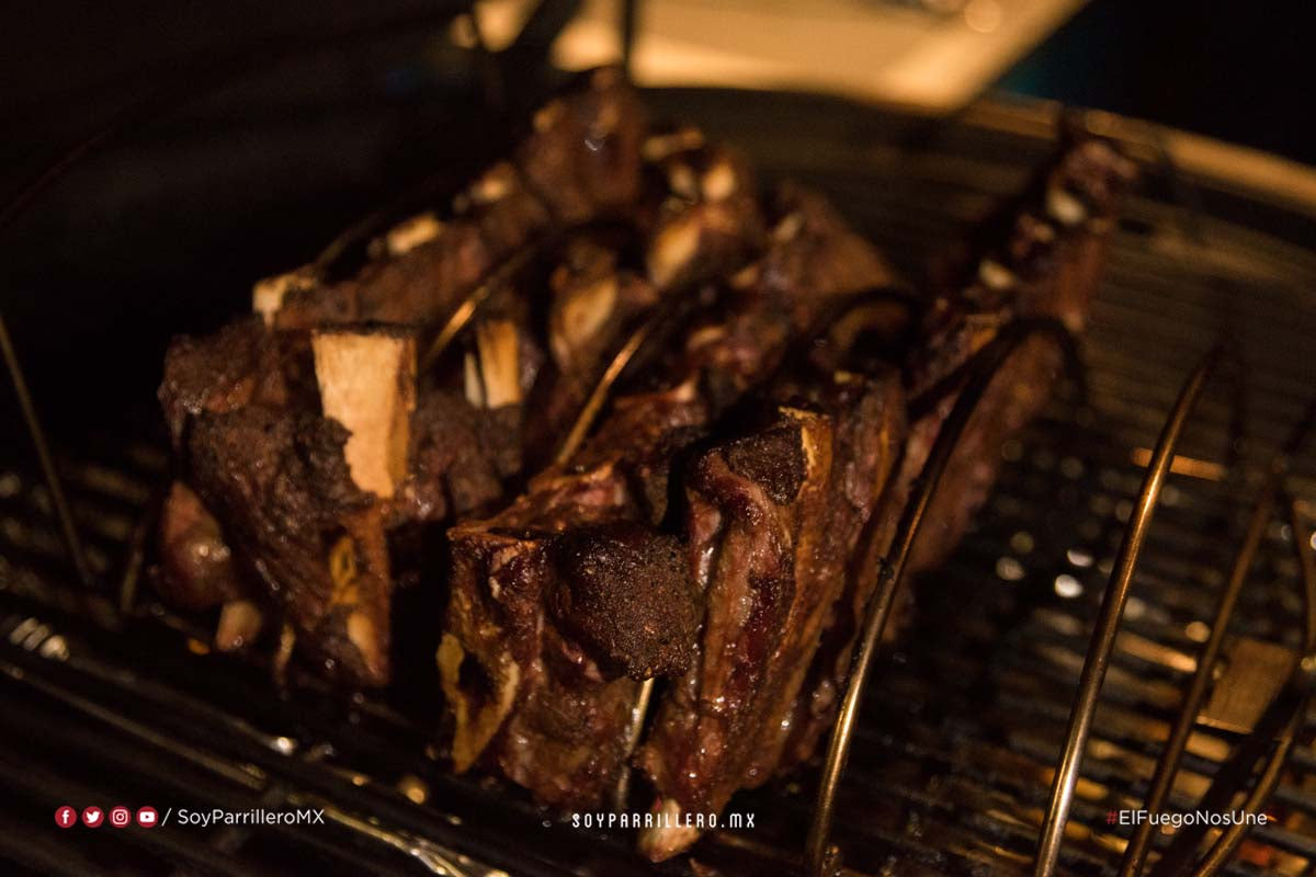 COSTILLAS DE RIBEYE AHUMADAS EN LEÑA DE MANZANO Y CHILES SECOS | SMP