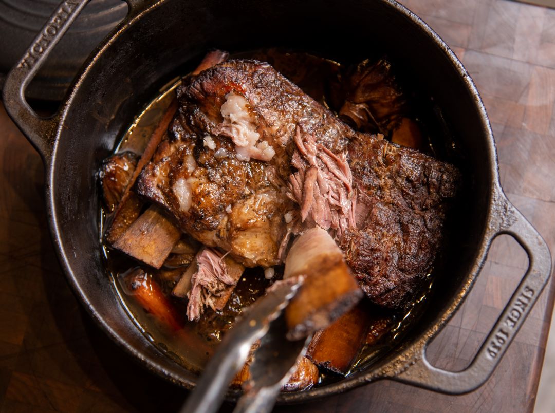 Barbacoa de short rib con cerveza Modelo Pura Malta