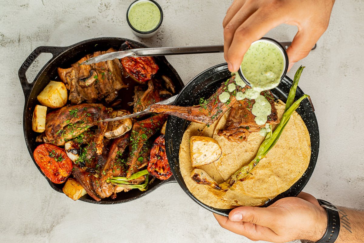 Conejo braseado con verduras, cerveza, hierbas aromáticas SMP y salsa verde