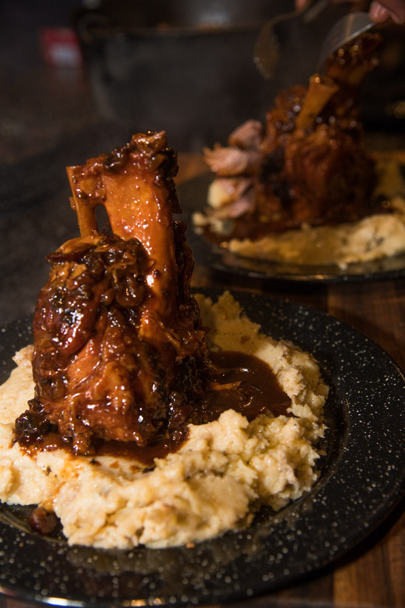 Chamorros braseados en dutch oven con salsa de arándanos y reducción de cerveza