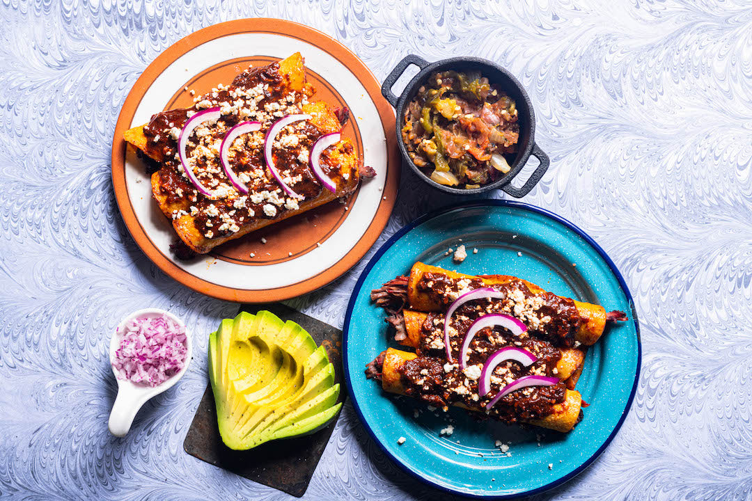 Enchiladas de short rib ahumado con salsa de nuez