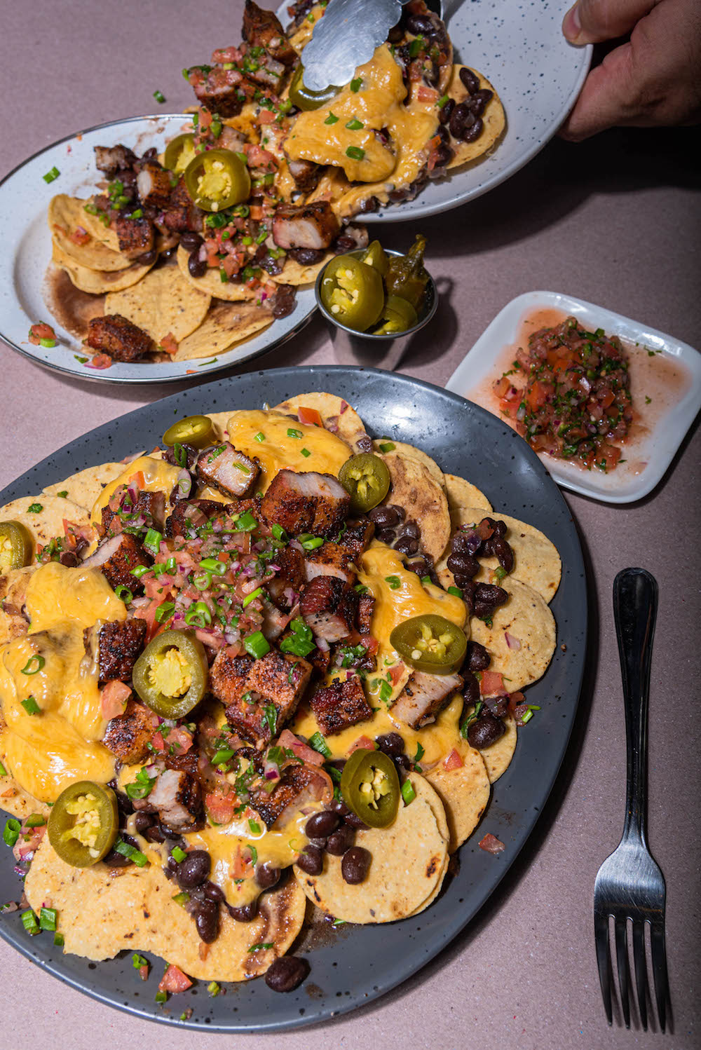 Nachos con pork belly y frijoles de olla