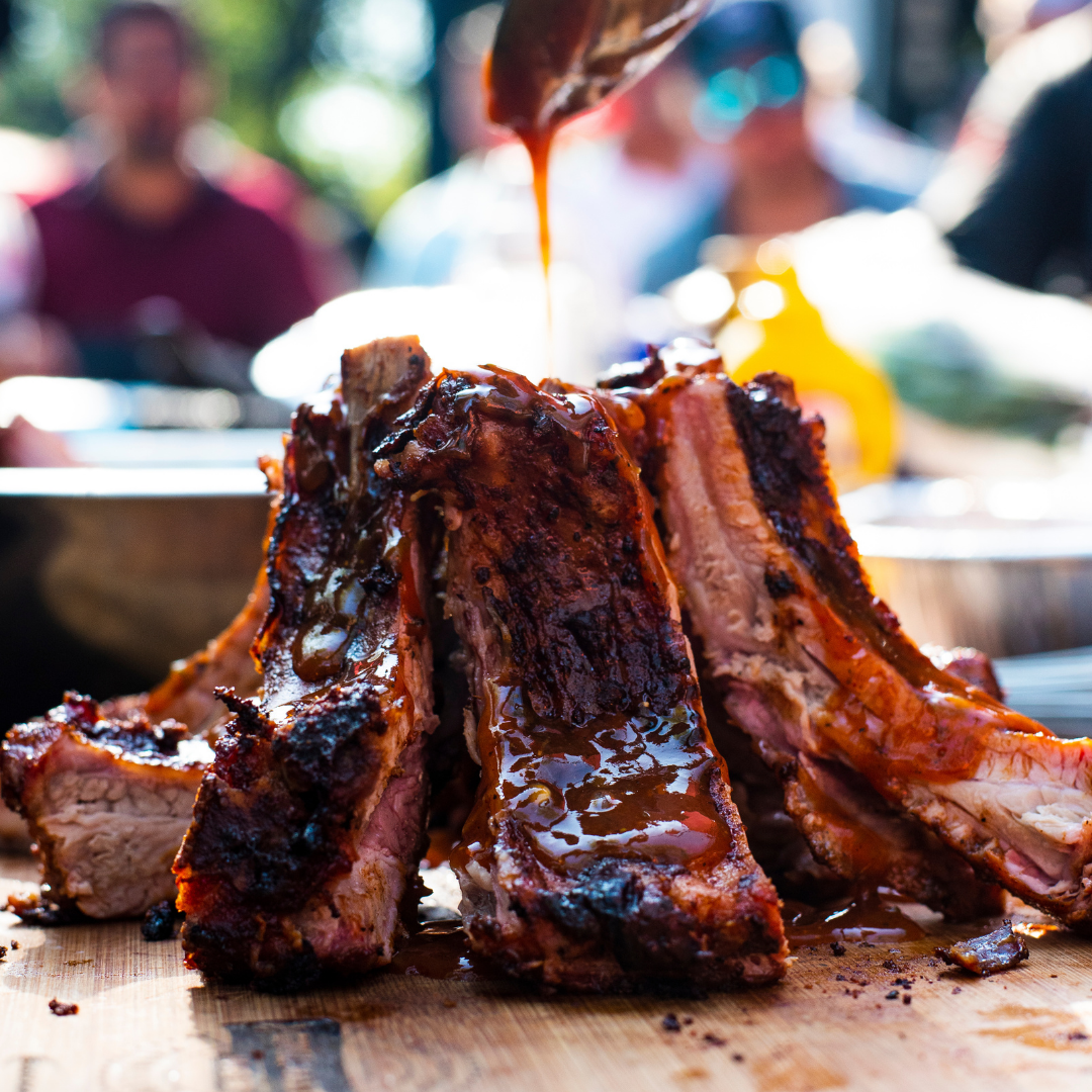 COSTILLAS ST. LOUIS AHUMADAS EN LEÑA DE NOGAL CON SALSA BBQ CLÁSICA | SMP