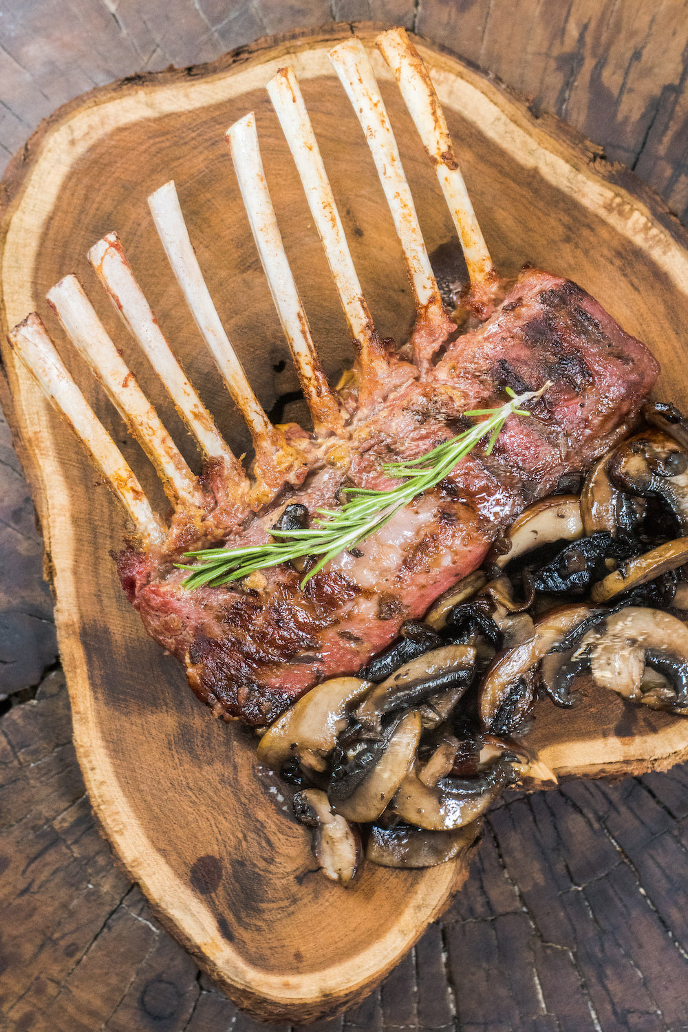Rack de cordero marinado en jengibre con whisky, setas y champiñones