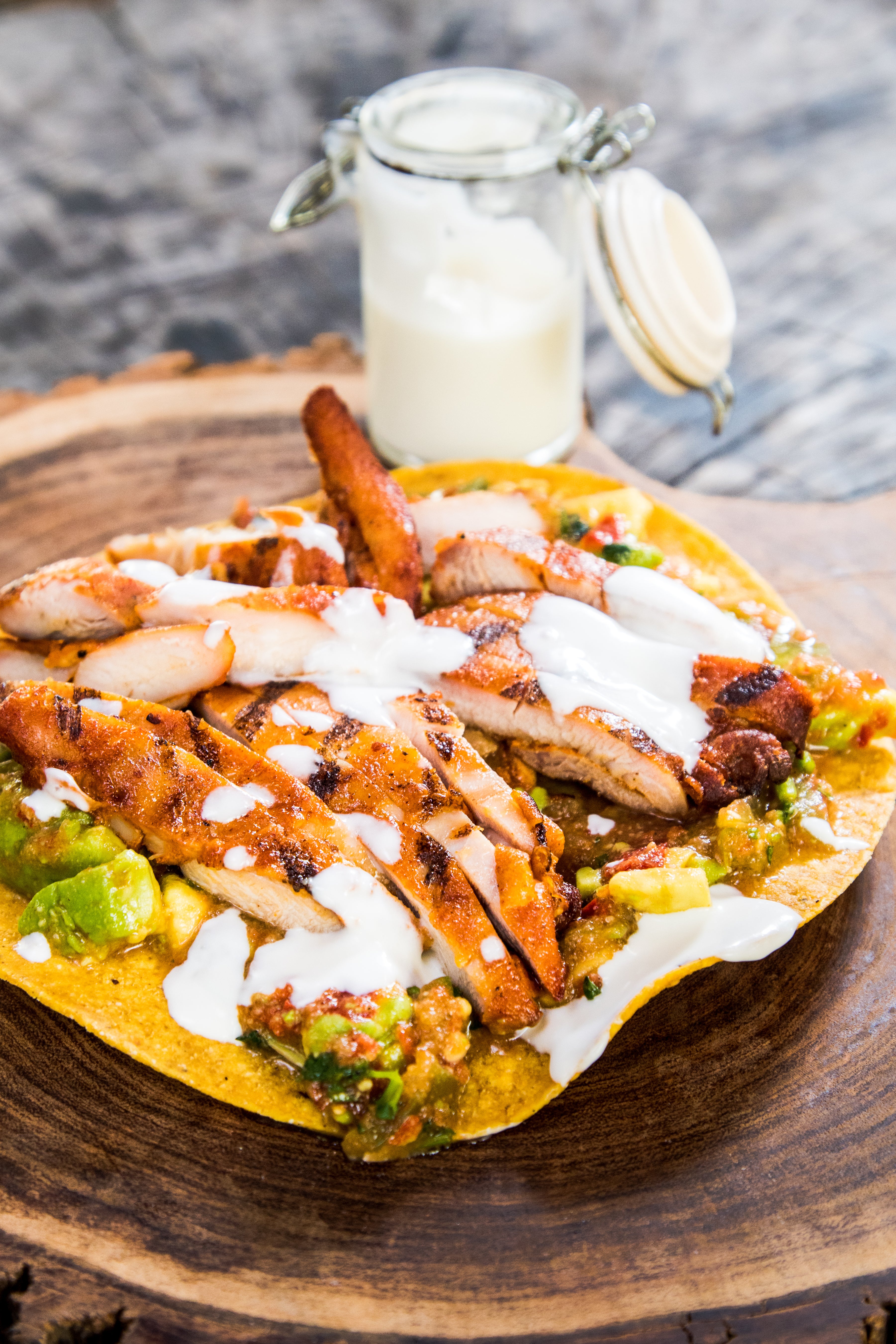 TOSTADA DE POLLO PILGRIM'S CON CAMA DE AGUACATE | SMP
