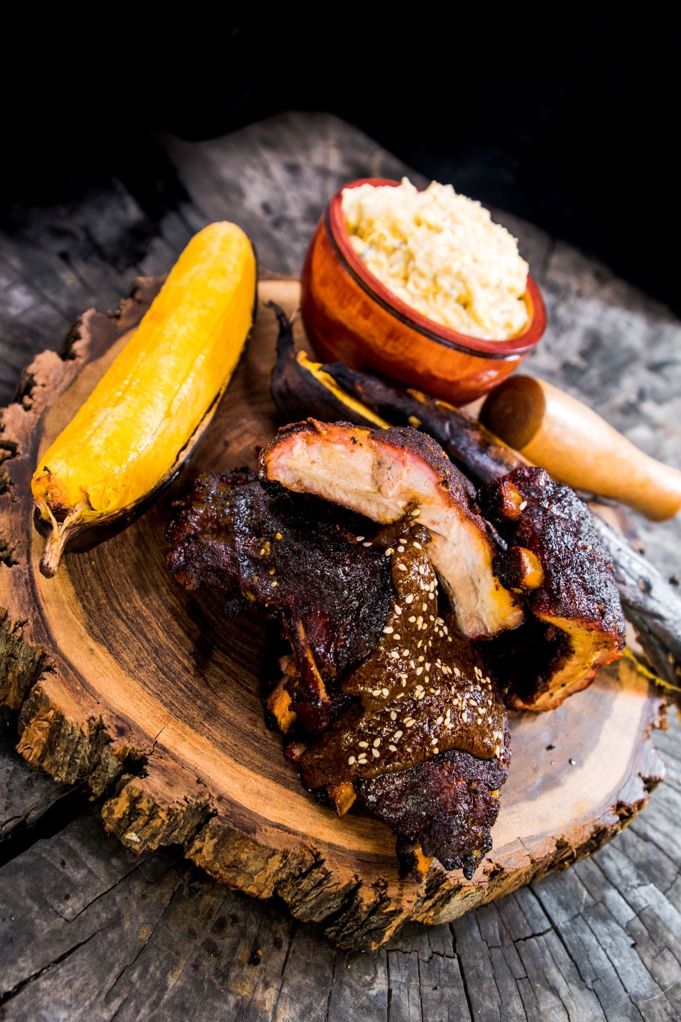 Baby back ribs con mole y puré de plátano