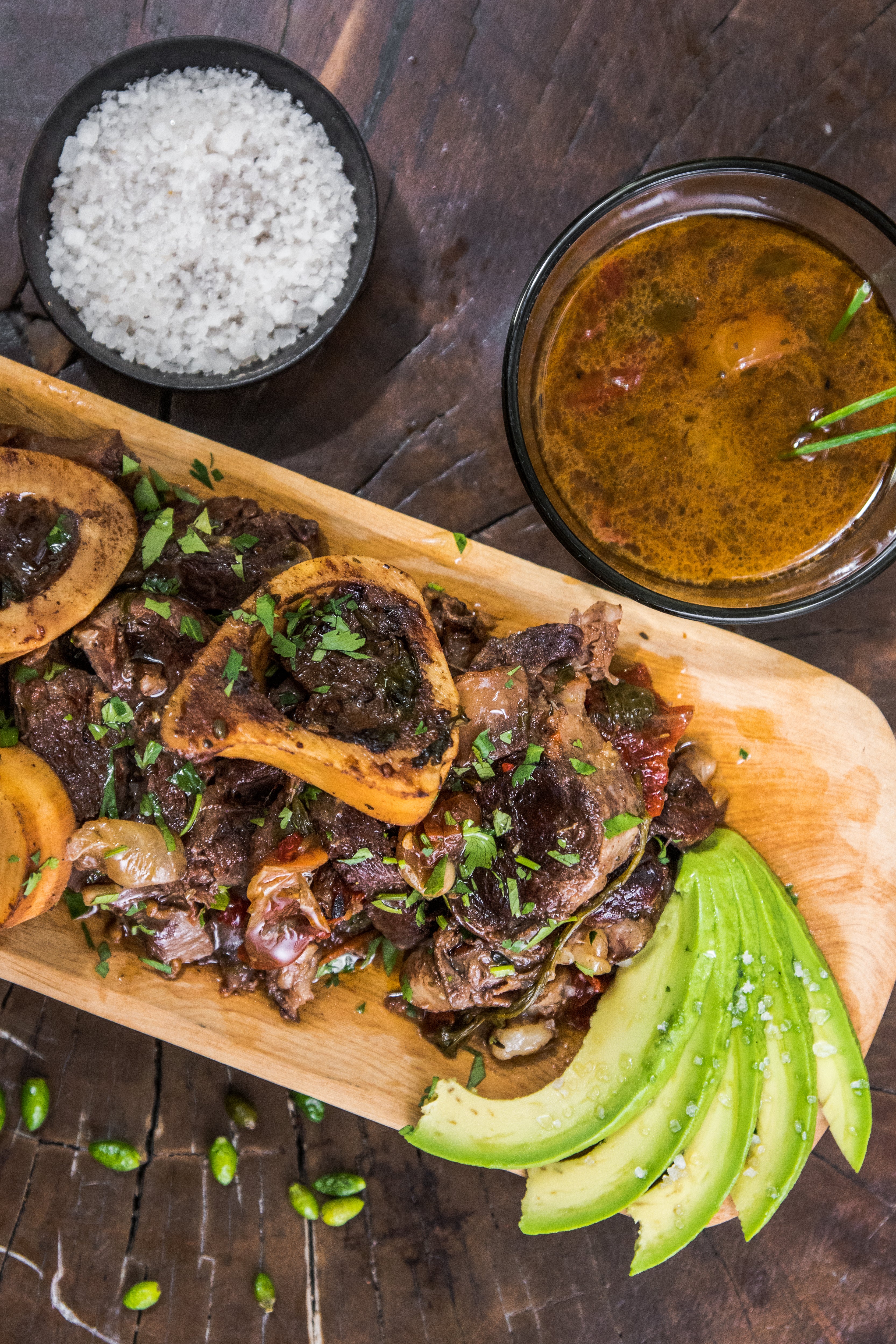 Barbacoa de chamberete en olla de hierro