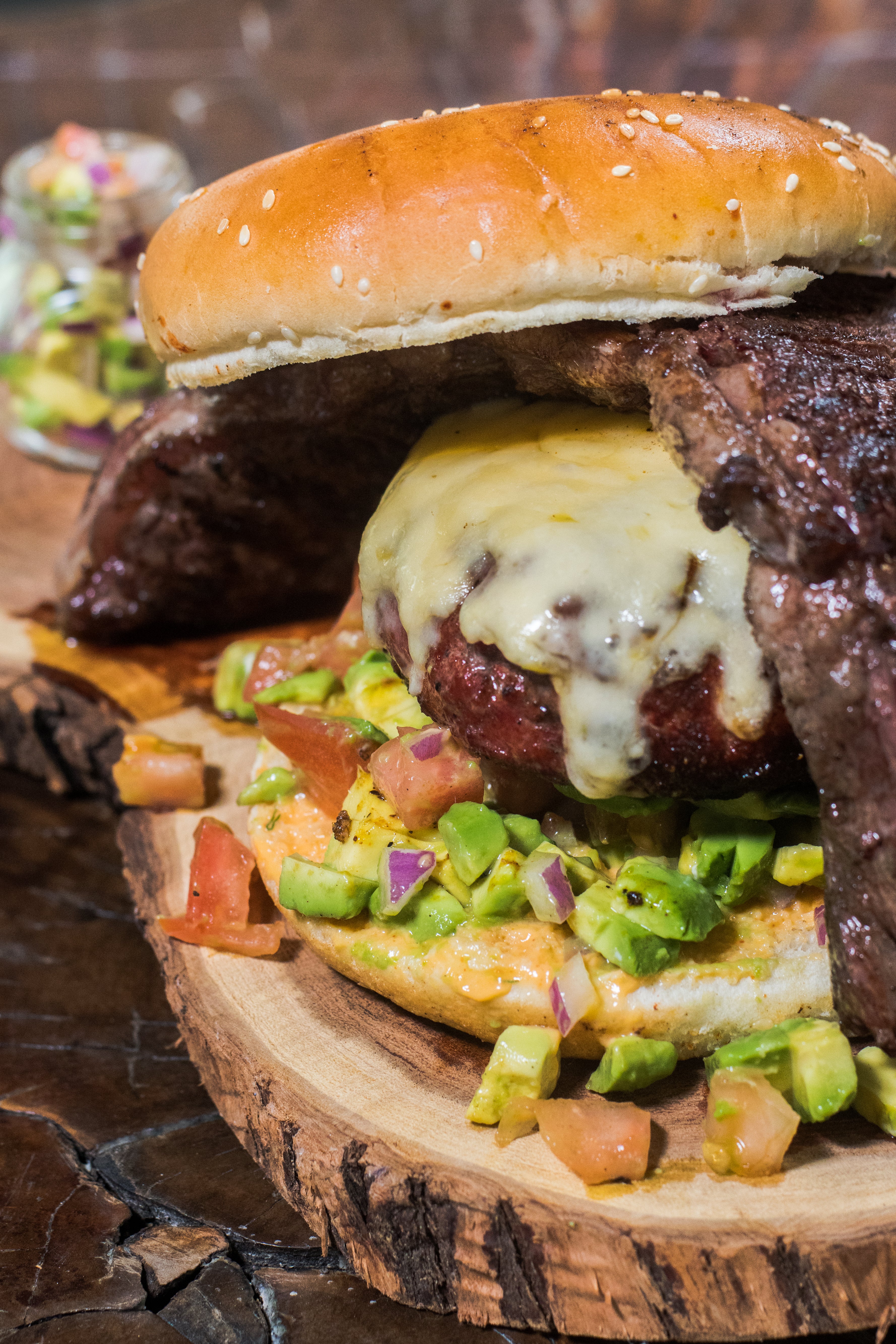 Hamburguesa de Aguja Norteña con Short Rib y Pico de Gallo