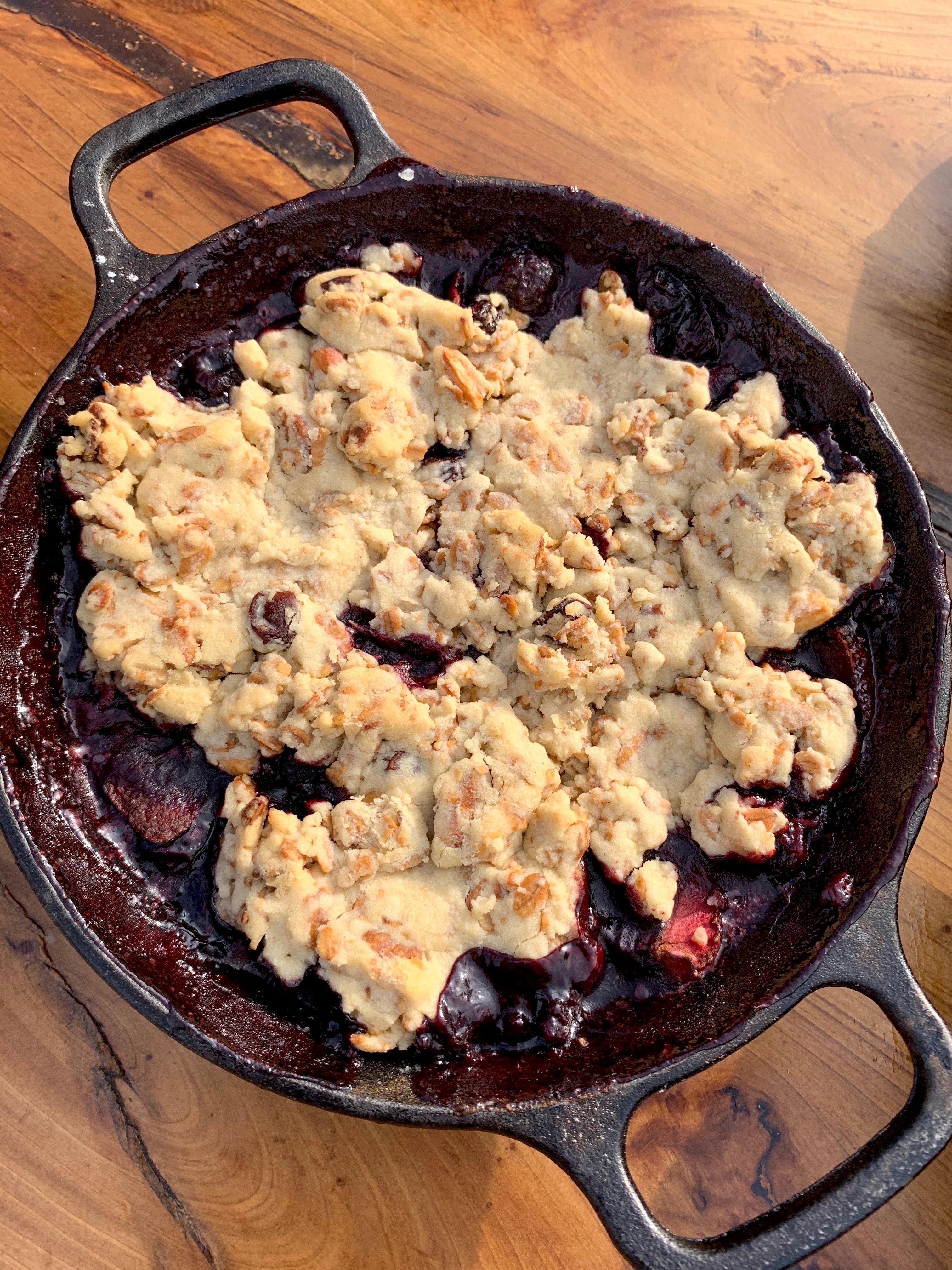 Berry Cobbler en sartén de hierro vaciado