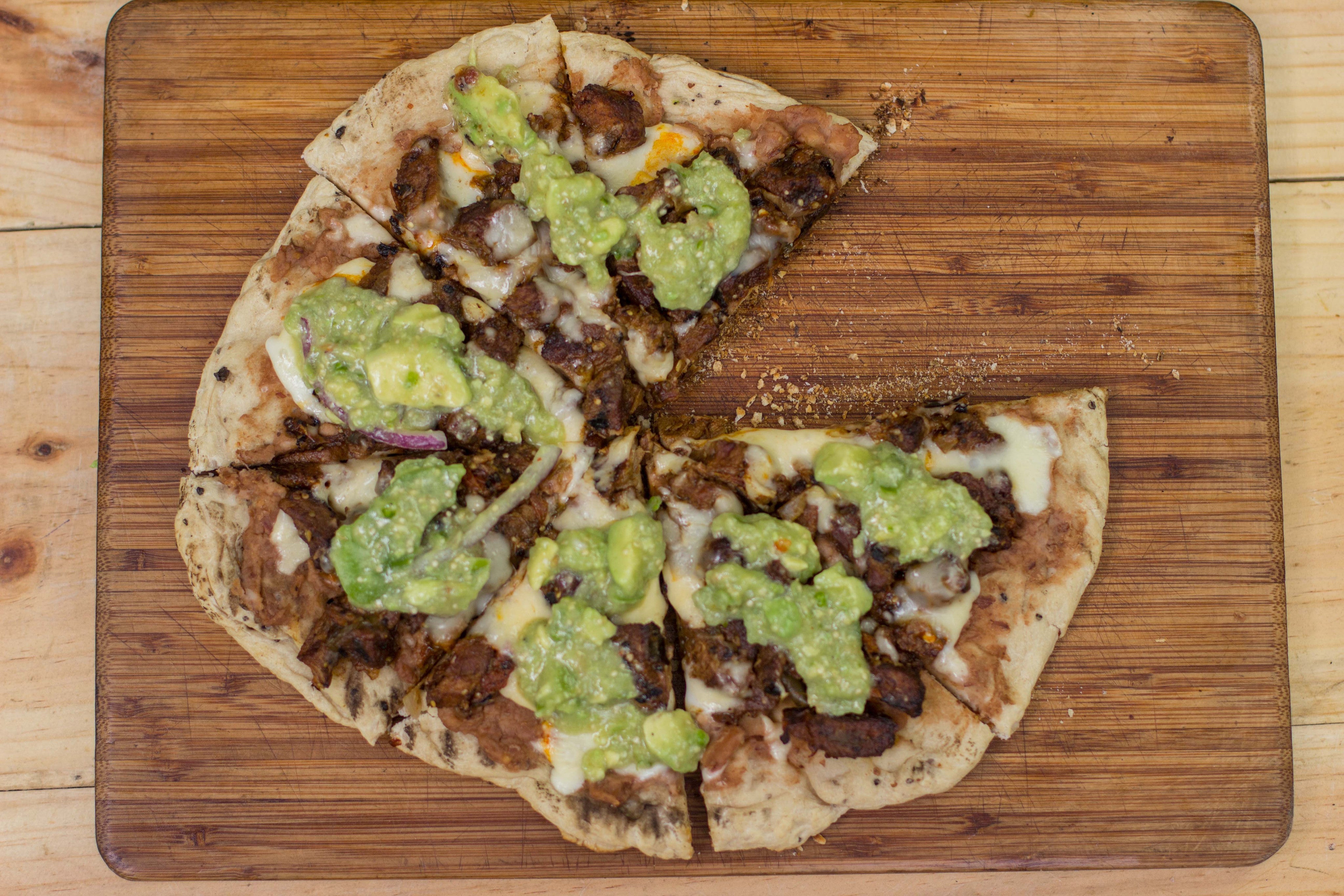 PIZZA DE CHICHARRÓN EN SALSA VERDE