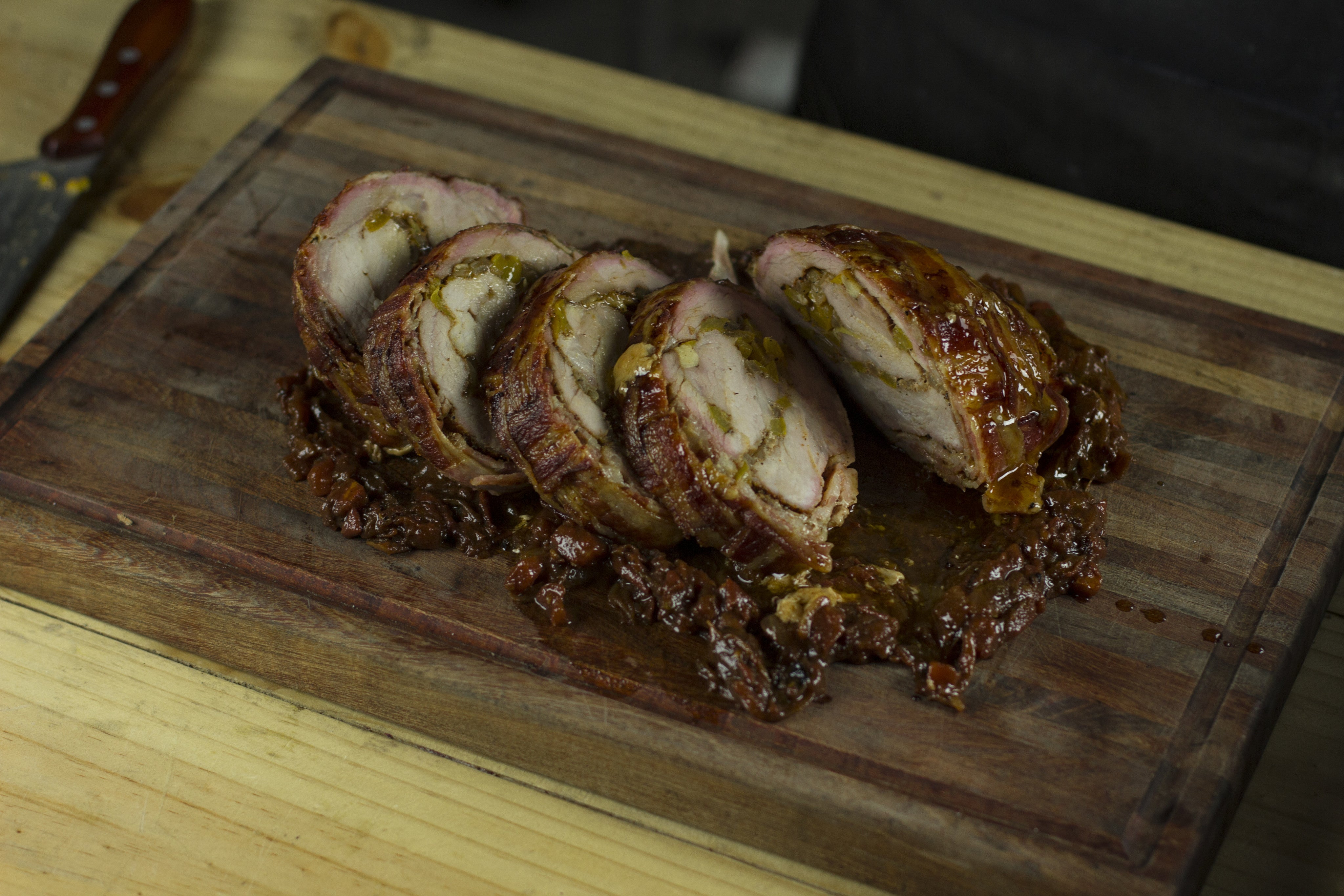 ROLLO DE LOMO DE PUERCO RELLENO DE VERDURAS EN CAMA DE SALSA DE TOMATE