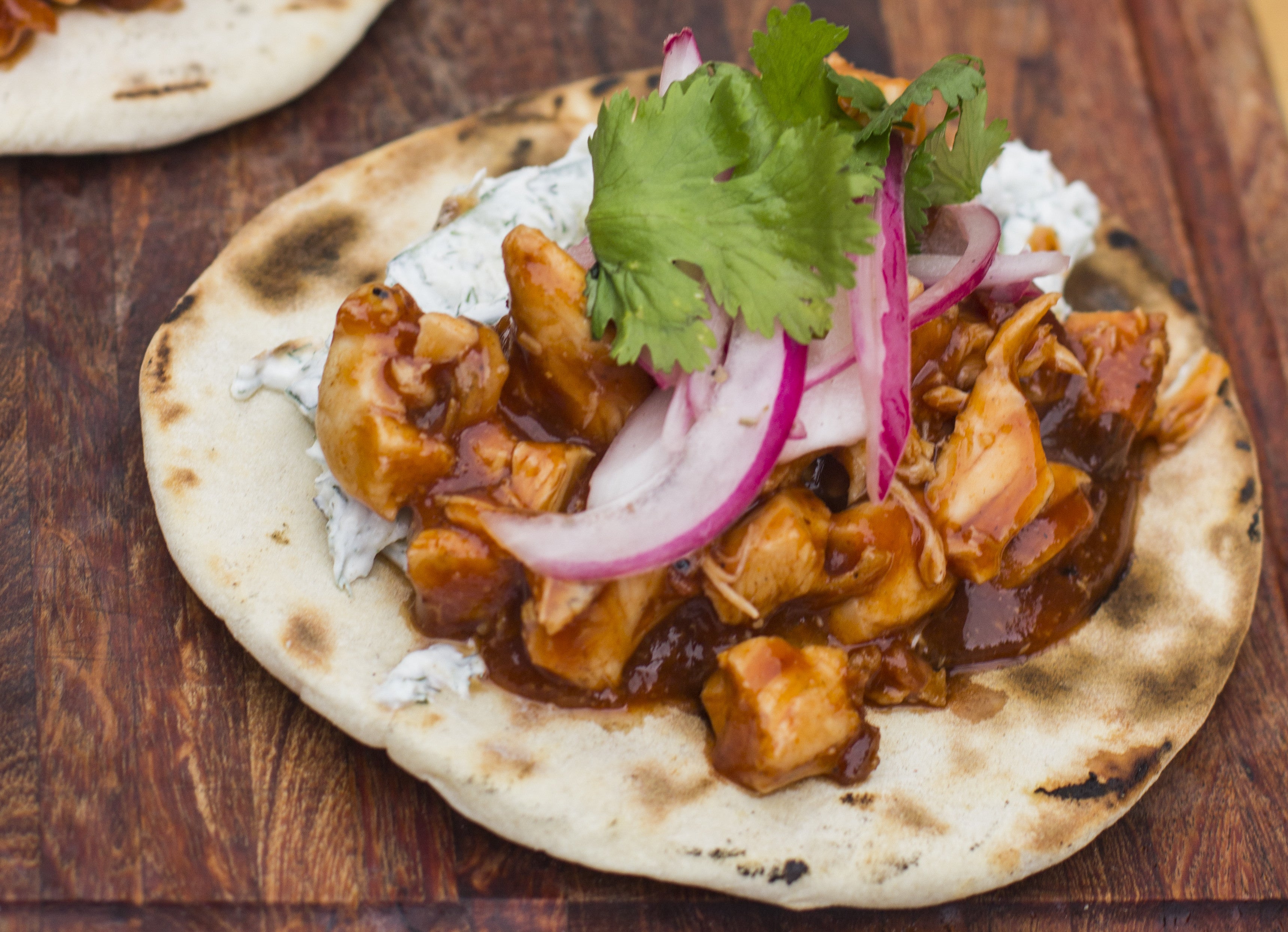 KEBABS DE POLLO CON TOCINO Y BOURBON EN PAN PITA Y TZATZIKI DE HABANERO|SMP